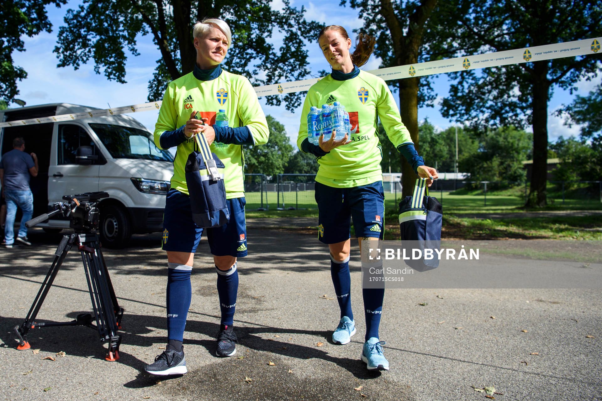 Nilla Fischer och Lotta Schelin innan en träning med det