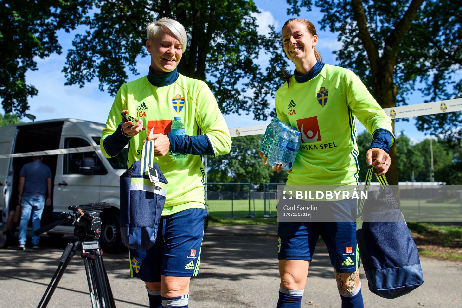 Nilla Fischer och Lotta Schelin innan en träning med det