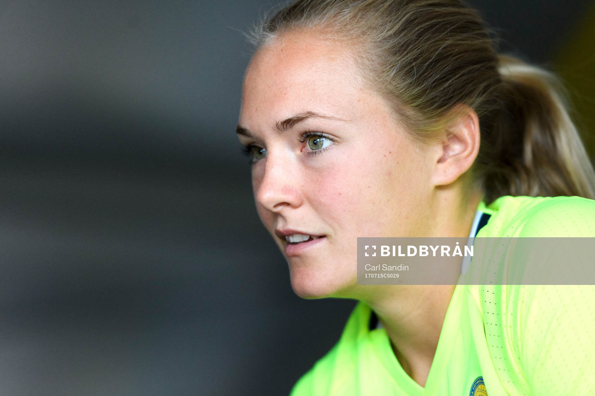 Magdalena Eriksson blir intervjuad innan en träning med