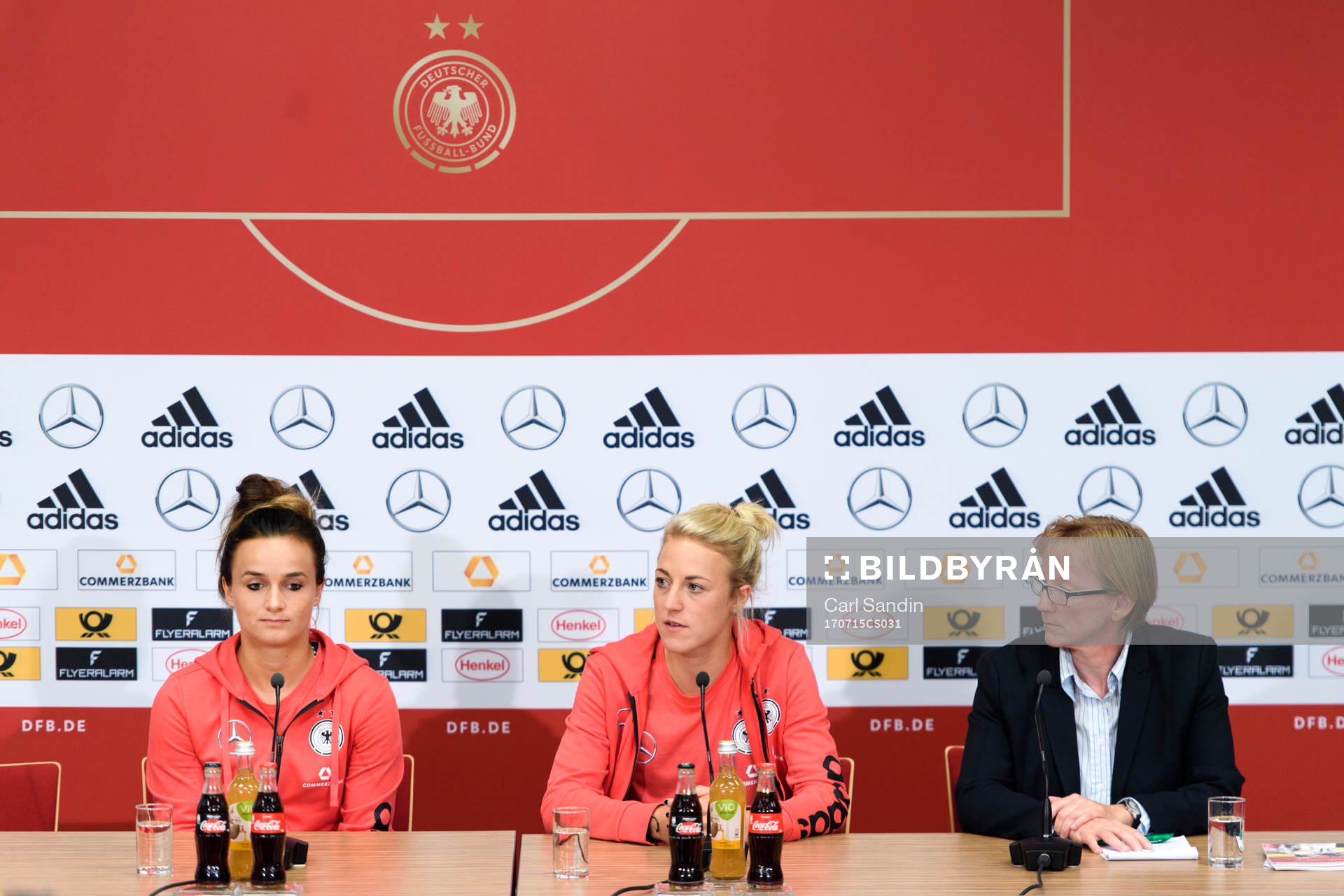 Lina Magull, Carolin Simon och presschef Annette Seitz