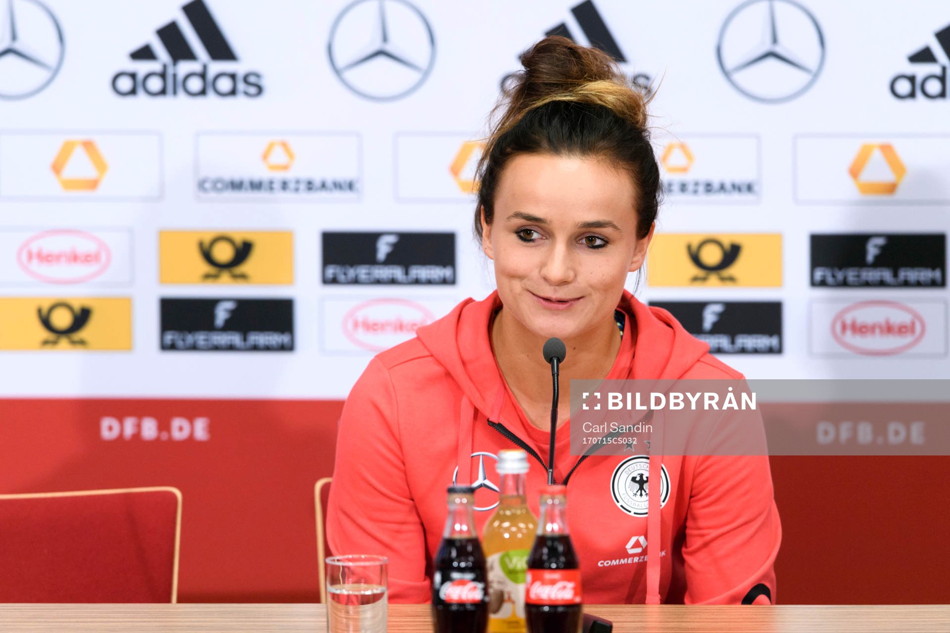 Lina Magull under en presskonferens med det tyska landslaget i fotboll den 15 juli 2017 i Arnhem.