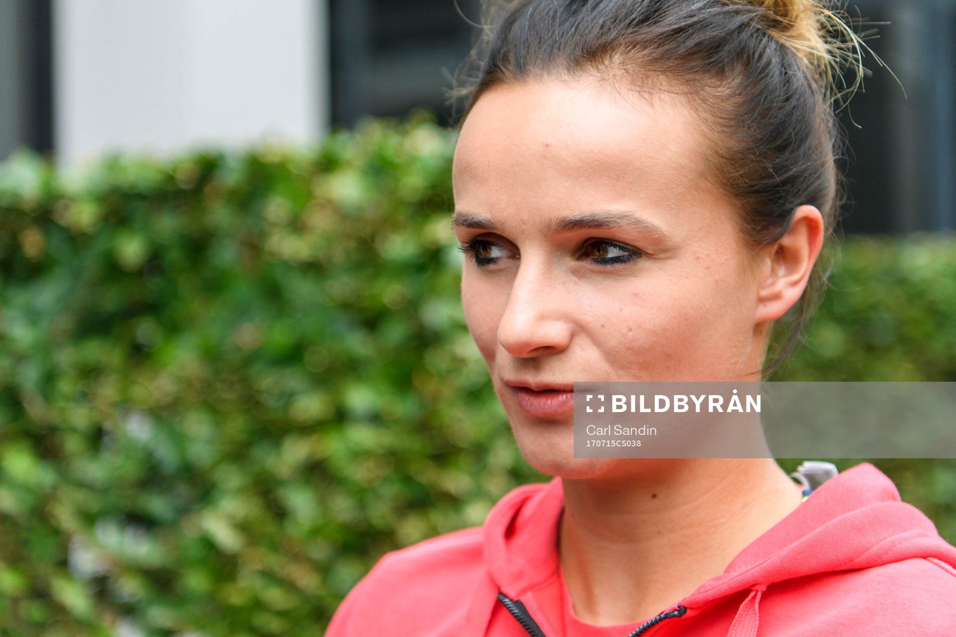 Lina Magull blir intervjuad under en presskonferens med det tyska landslaget i fotboll den 15 juli 2017 i Arnhem.