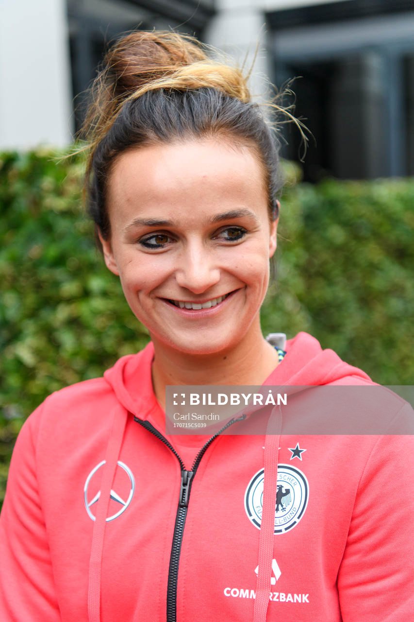 Lina Magull blir intervjuad under en presskonferens med det tyska landslaget i fotboll den 15 juli 2017 i Arnhem.