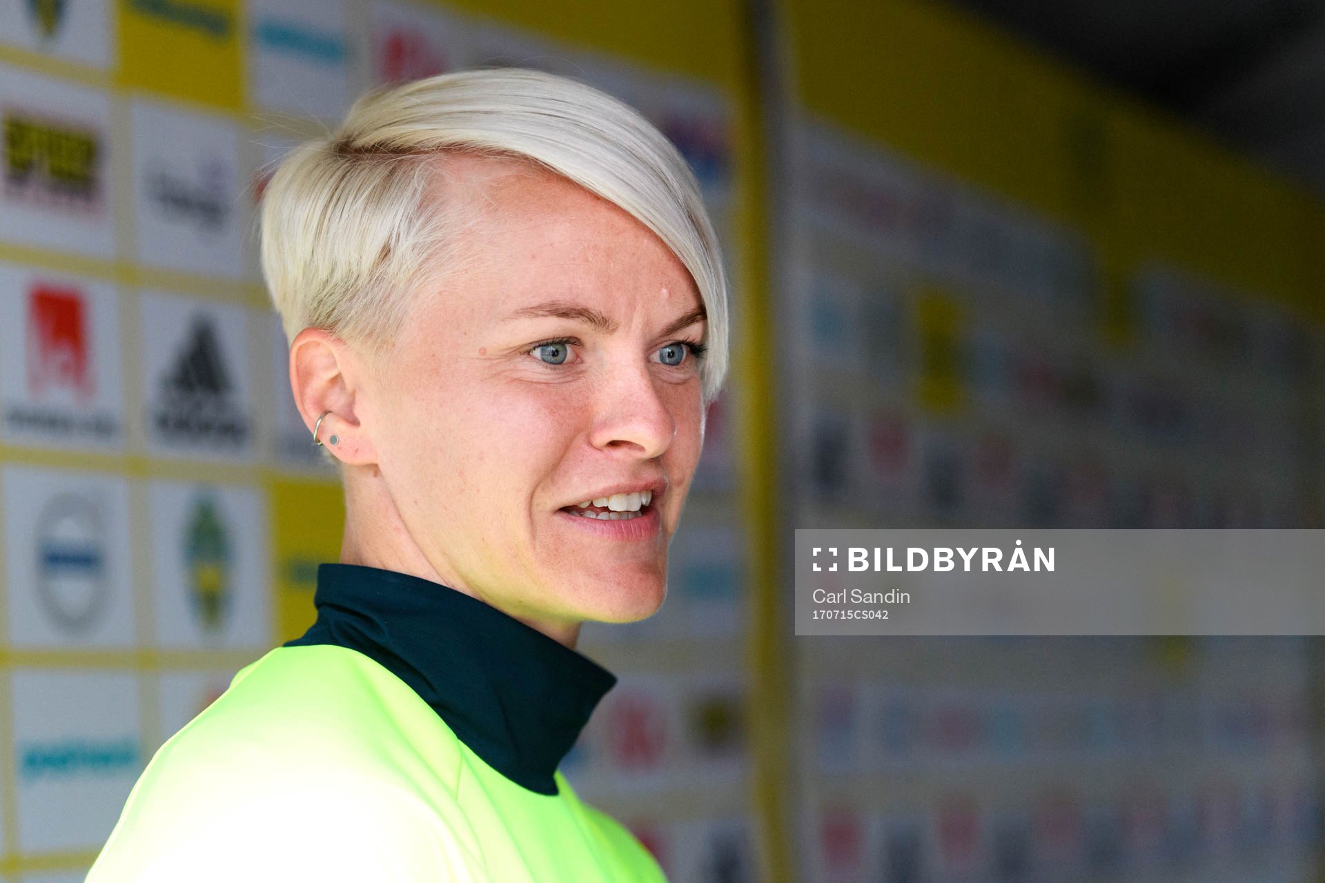 Nilla Fischer blir intervjuad innan en träning med det svenska landslaget i fotboll den 15 juli 2017 i Arnhem.