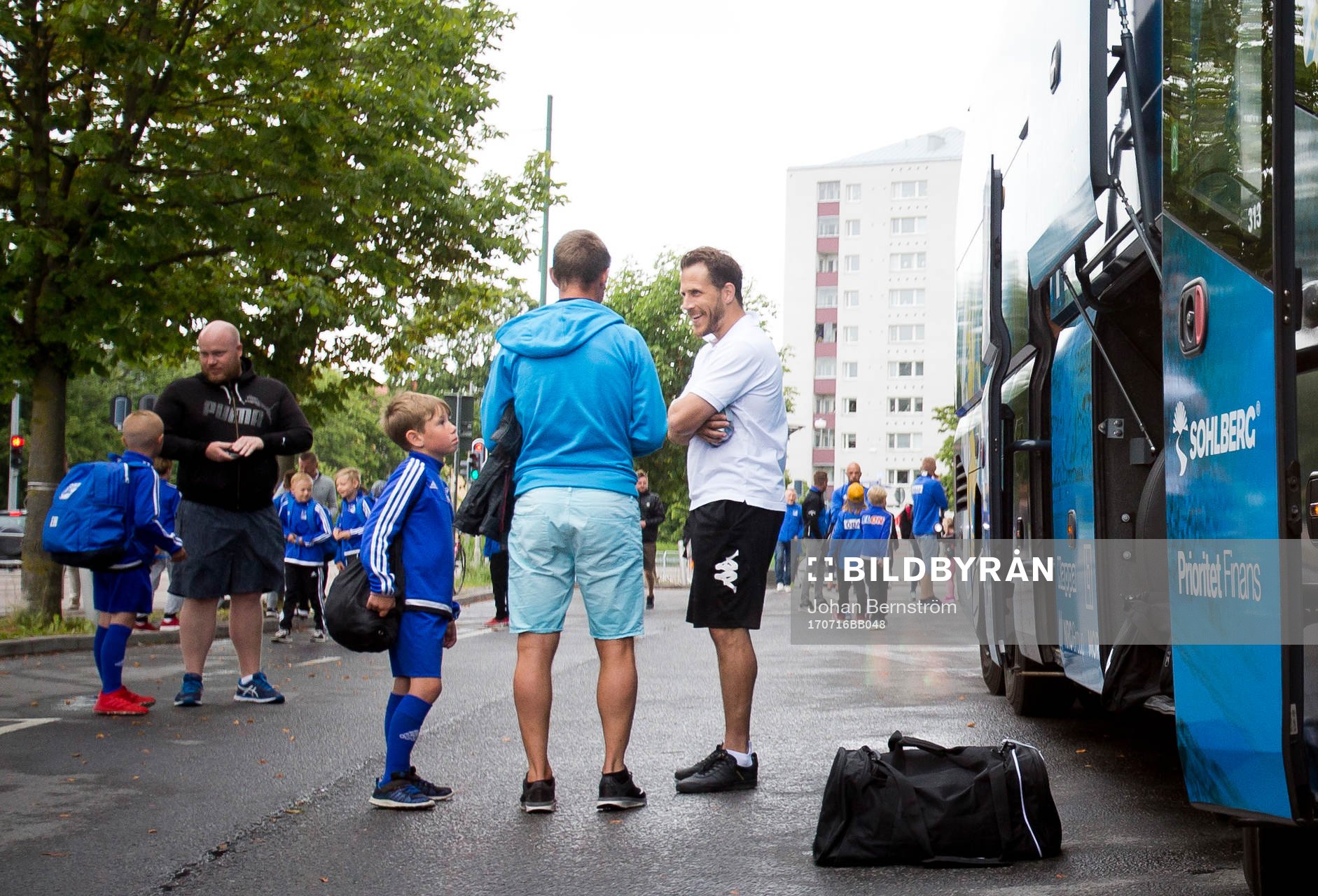 IFK Göteborgs Tobias Hysen pratar med några fans