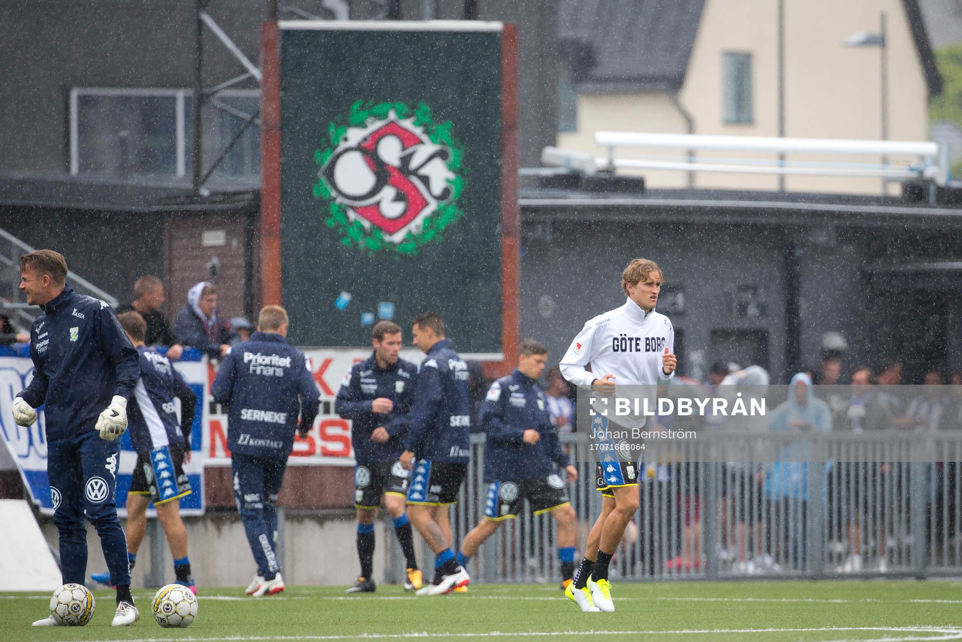 IFK Göteborgs Thomas Rogne värmer upp i regnet