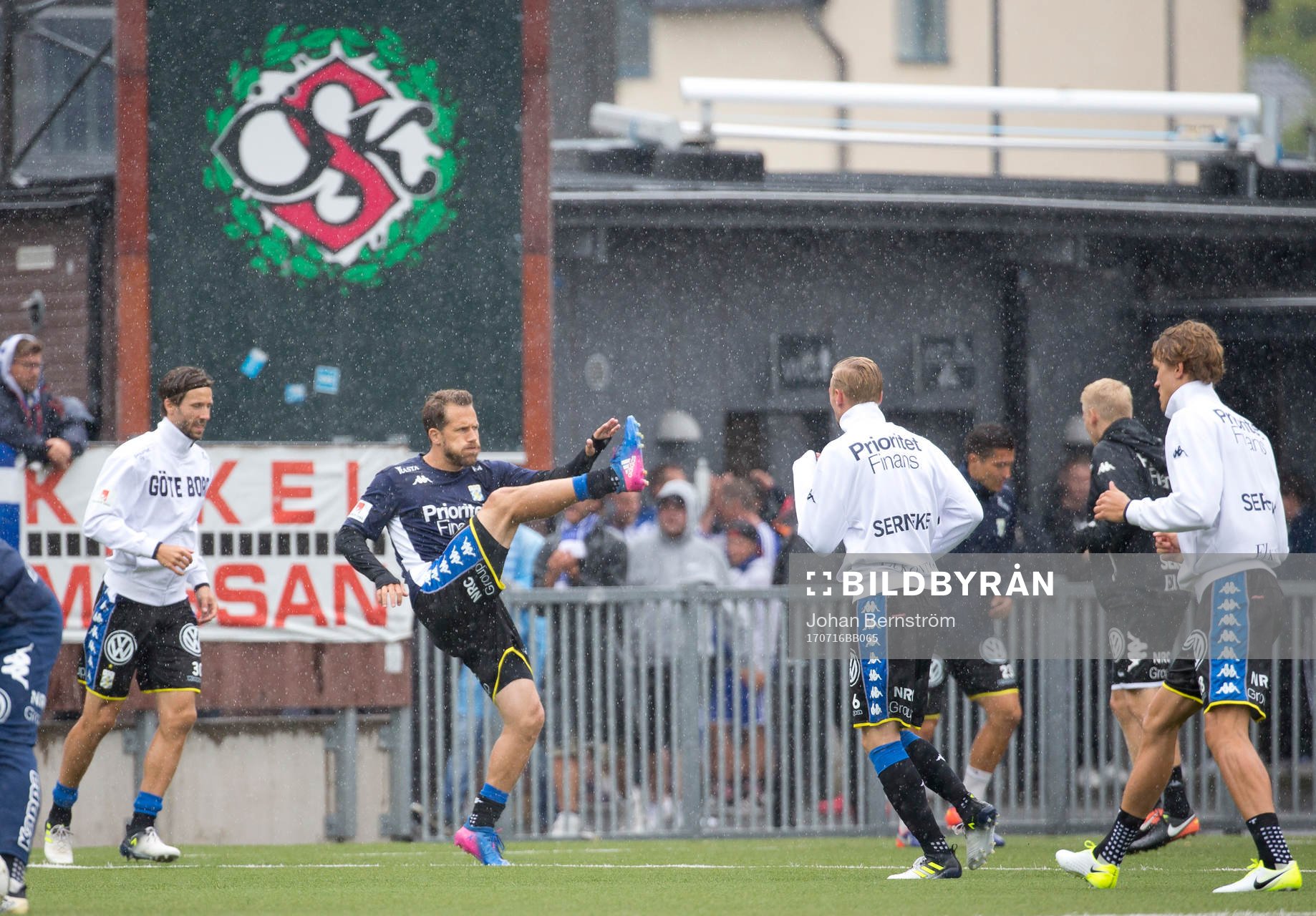 IFK Göteborgs Mattias Bjärsmyr och Tobias Hysen värmer