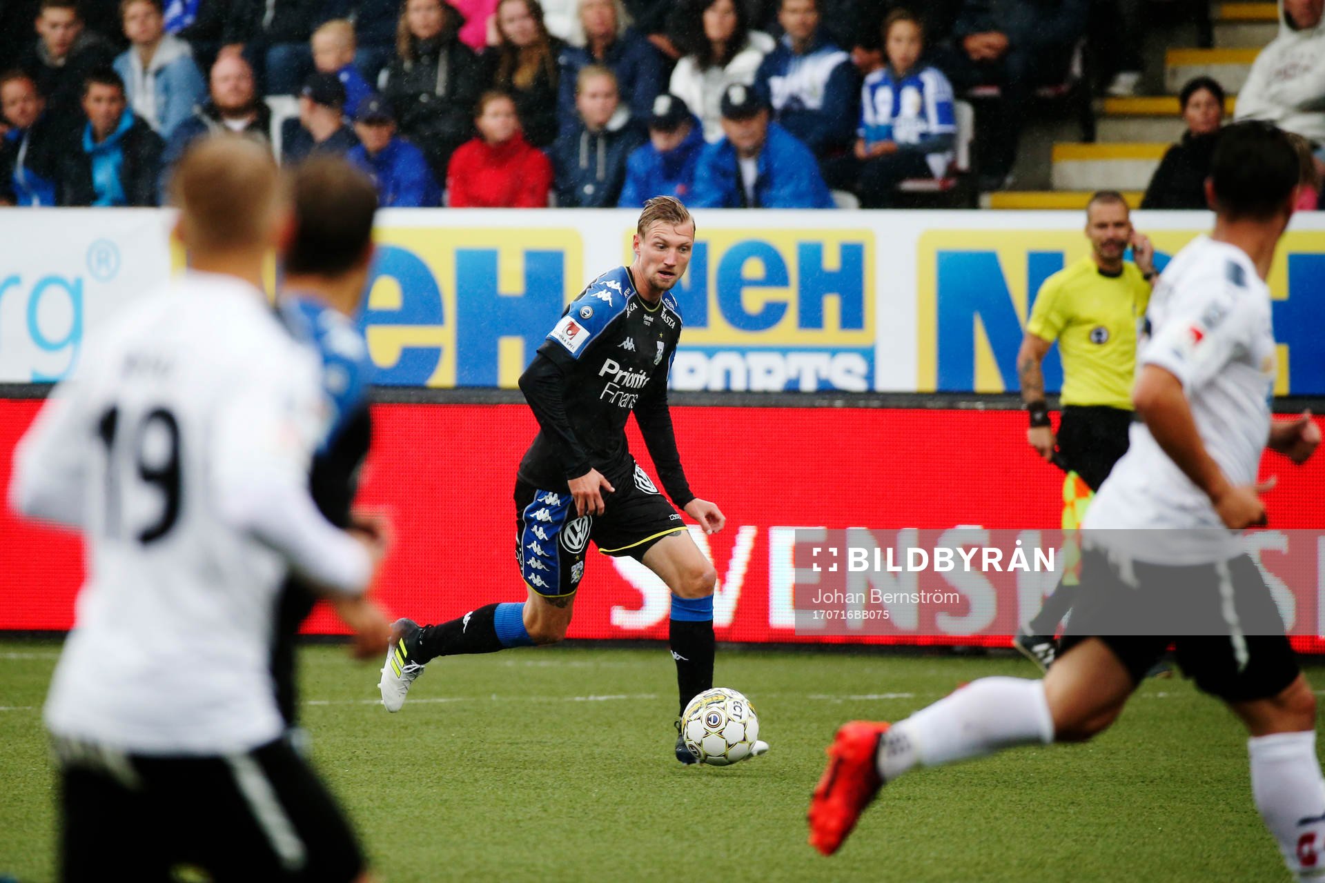 IFK Göteborgs Sebastian Eriksson driver bollen framåt