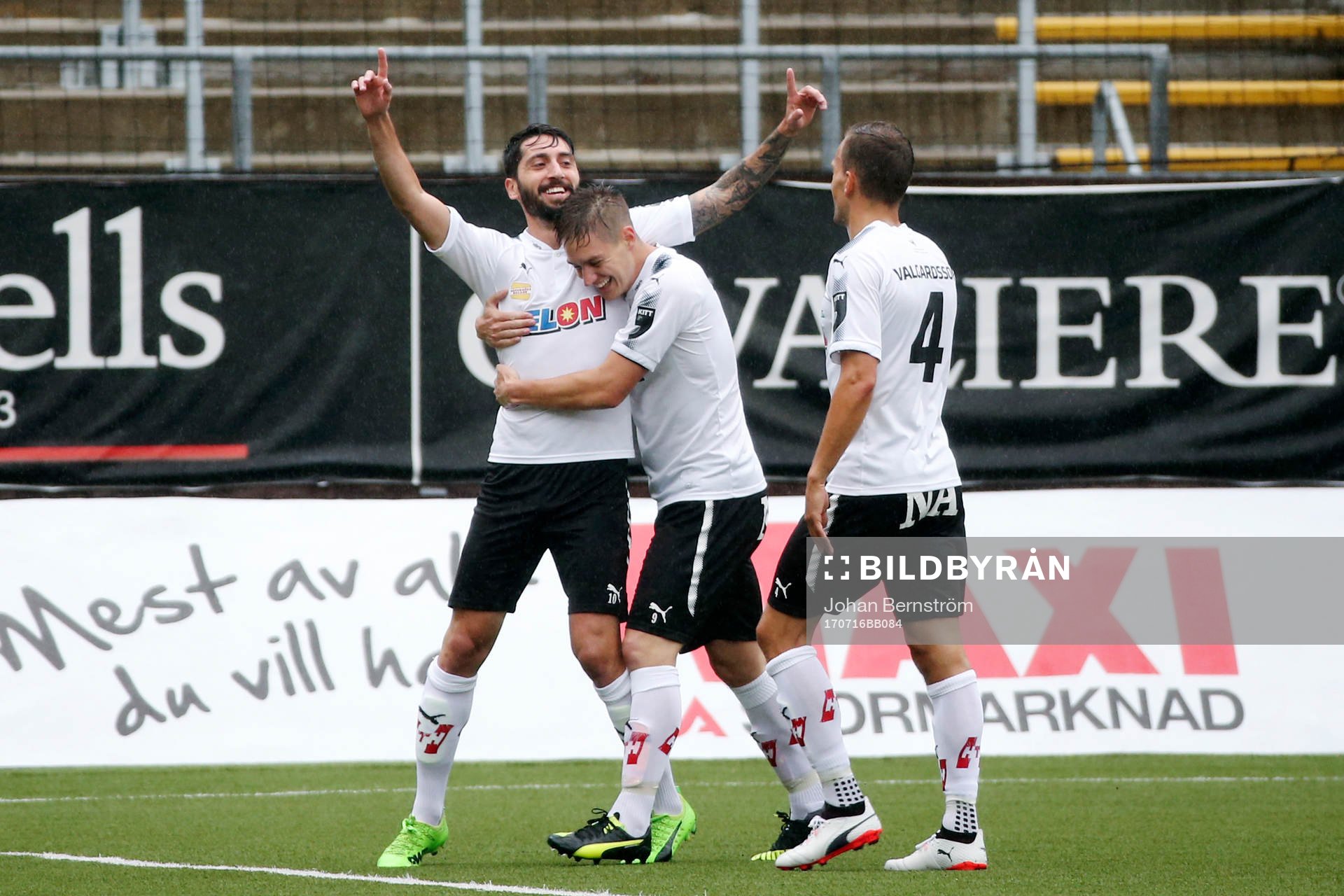 Målskytten till 1-0 Nahir Besara jublar med Victor Sköld