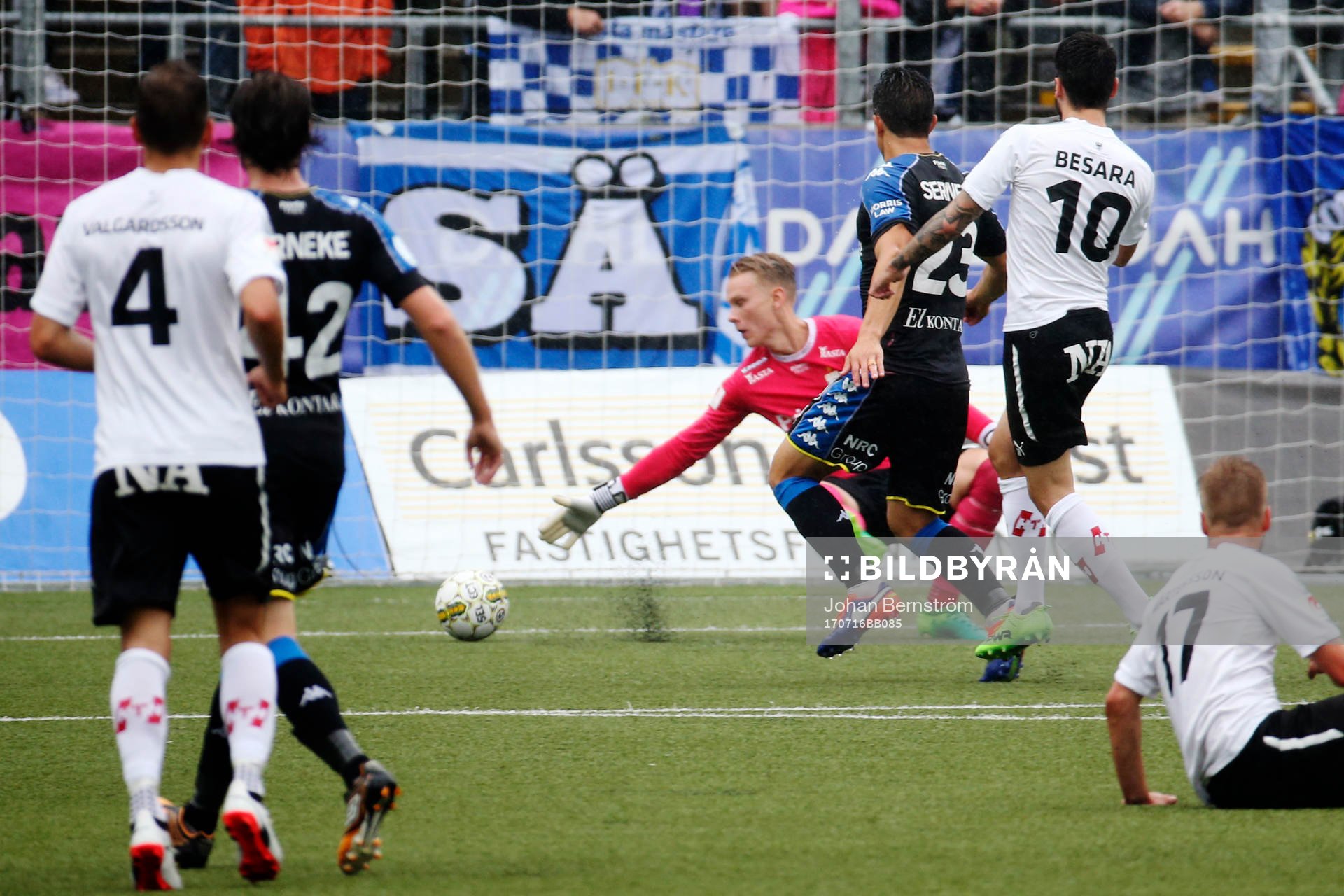 Örebros Nahir Besara gör 1-0 på IFK Göteborgs målvakt