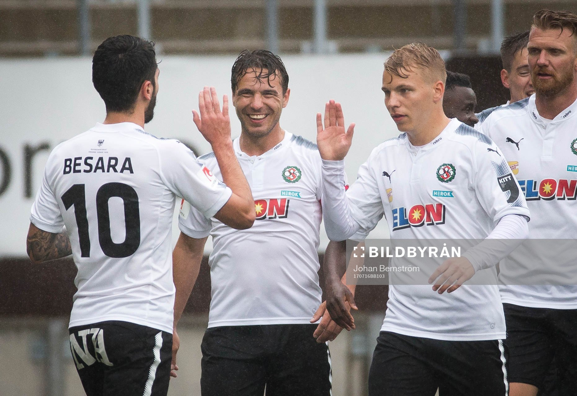 Örebros Nahir Besara och Nordin Gerzic jublar vid 3-0 målet under fotbollsmatchen i Allsvenskan mellan Örebro och Göteborg den 16 juli 2017 i Örebro.