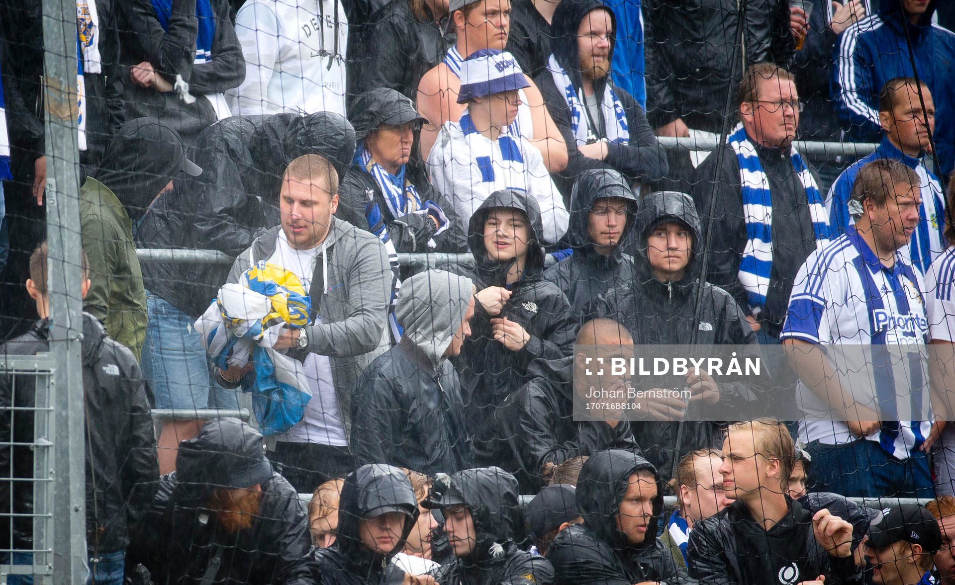 IFK Göteborgs supporter packar ner flaggan och deppar