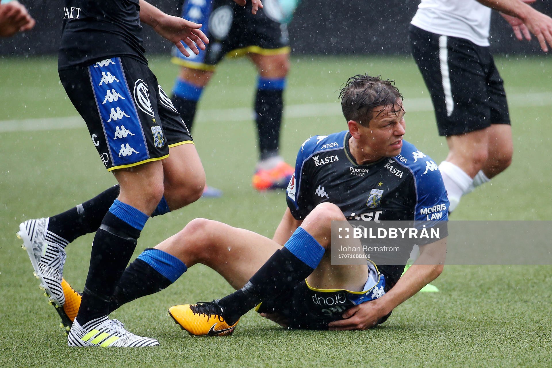 IFK Göteborgs Mads Albaek sitter ner