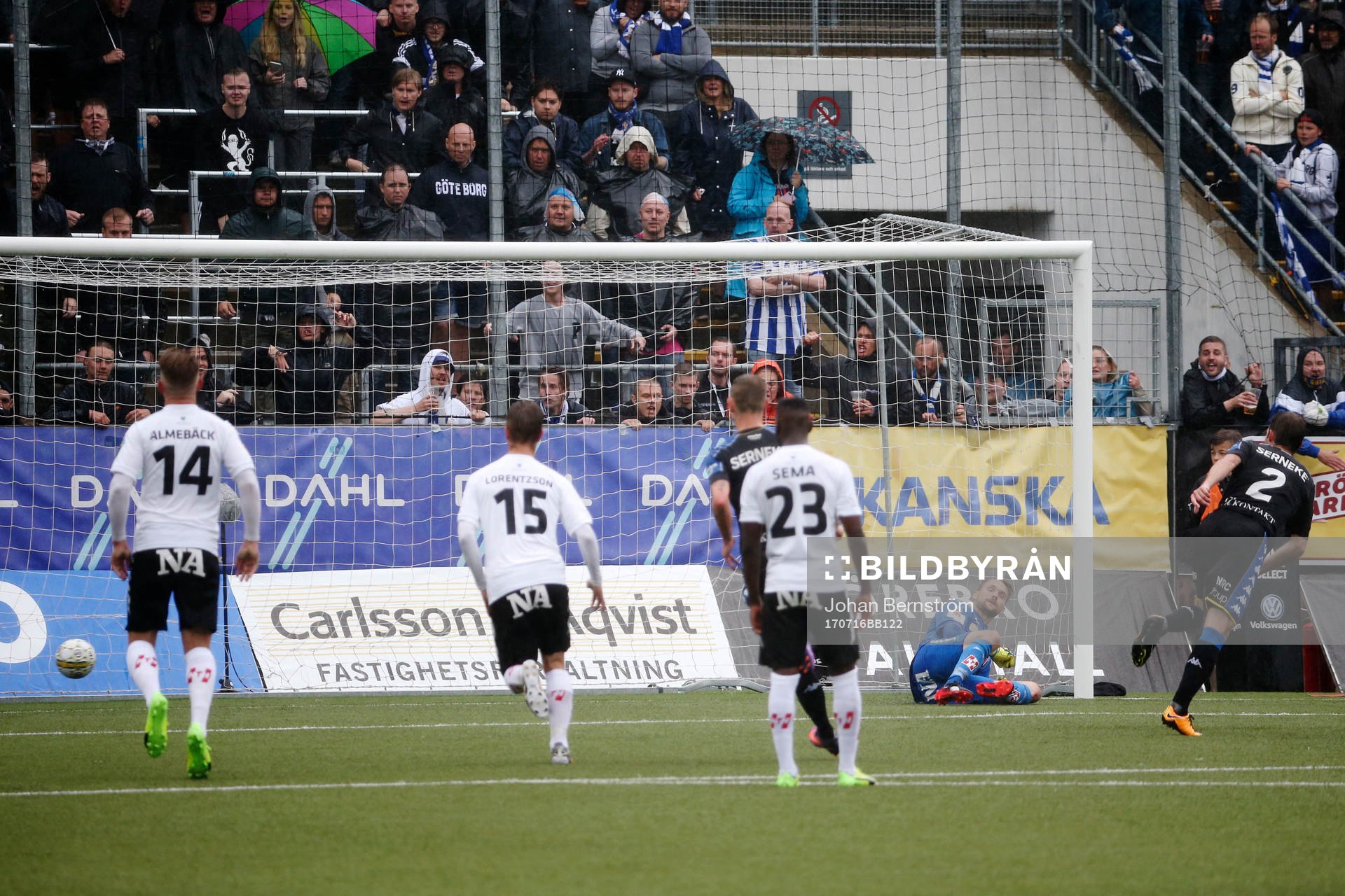 IFK Göteborgs Emil Salomonsson gör 2-4-målet på straff