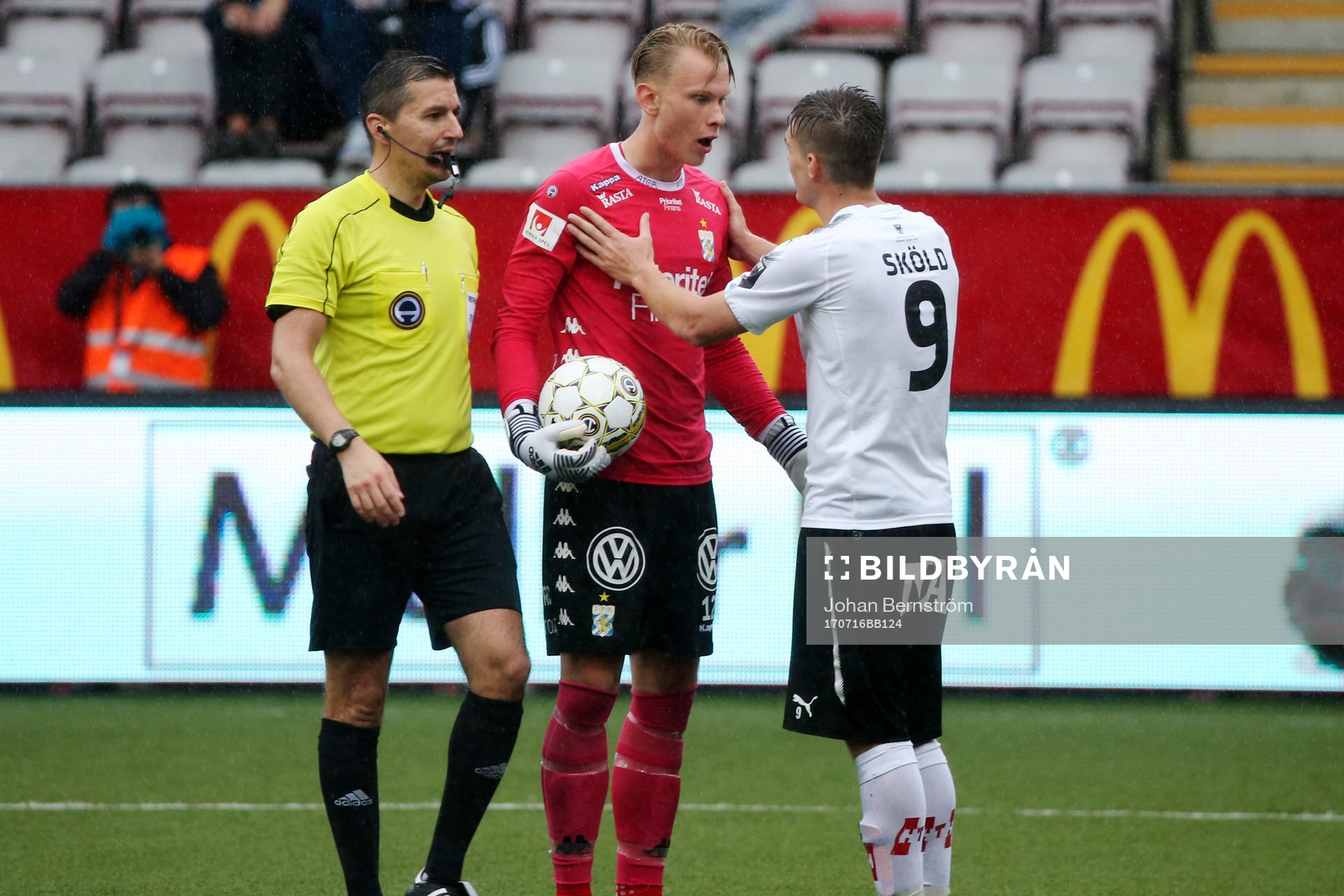 Domaren Tobias Wärn ser IFK Göteborgs målvakt Pontus