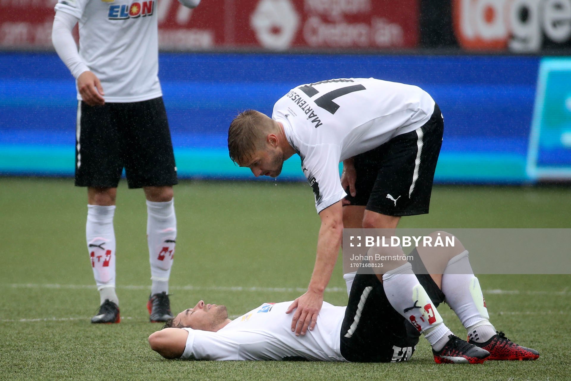 Örebros Nordin Gerzic ligger ner och tvingas utgå skadad