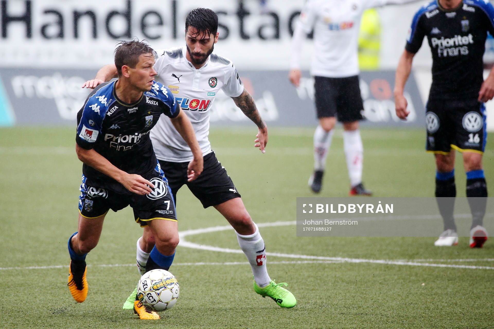 IFK Göteborgs Mads Albaek och Örebros Nahir Besara i kamp