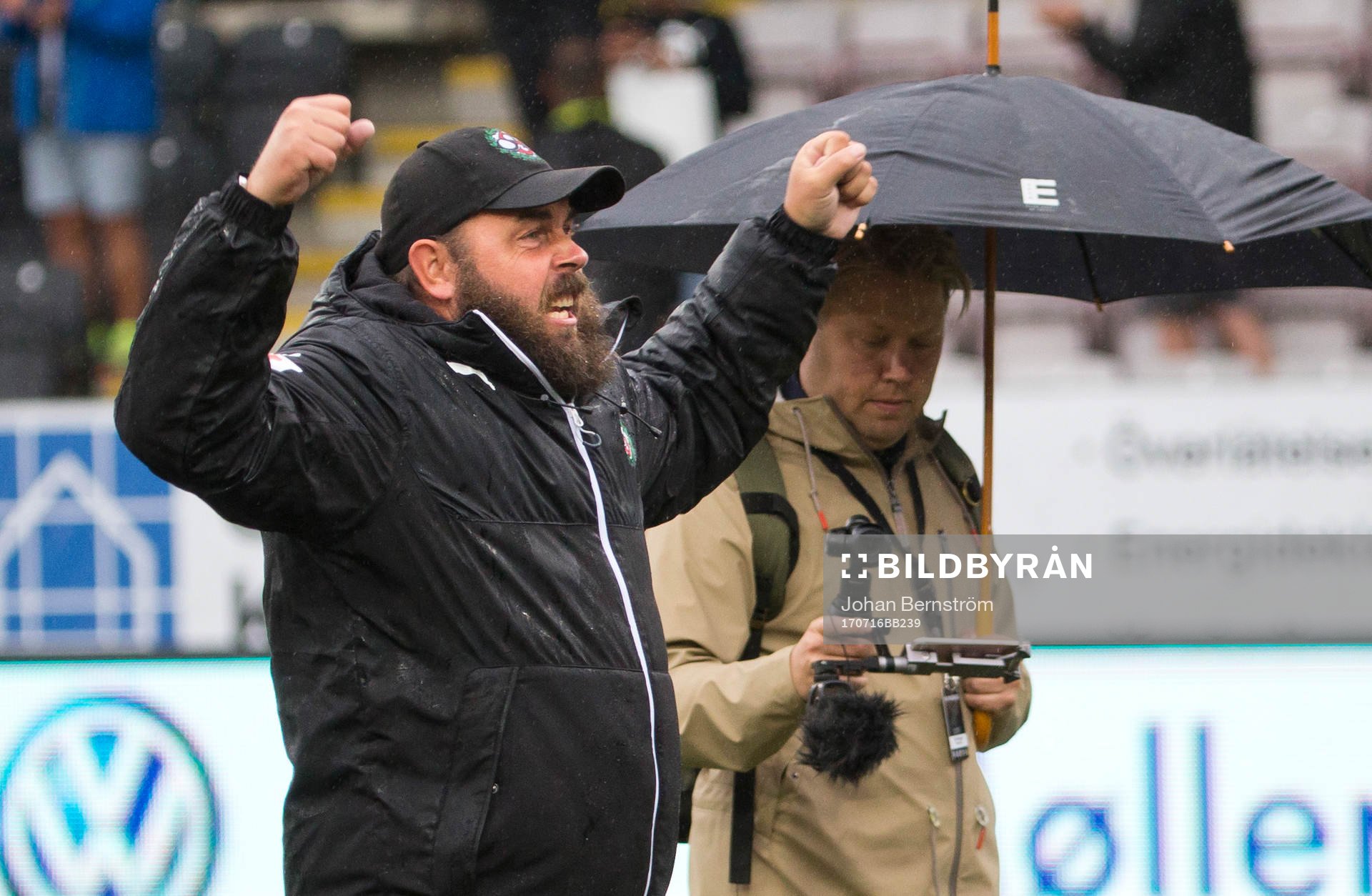 Örebros tränare Alexander Axén jublar framför fansen efter fotbollsmatchen i Allsvenskan mellan Örebro och Göteborg den 16 juli 2017 i Örebro.