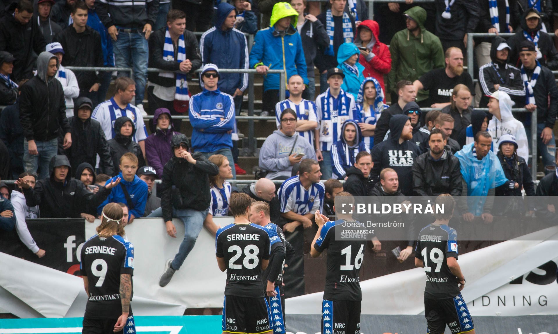 IFK Göteborgs spelarna tackar fansen