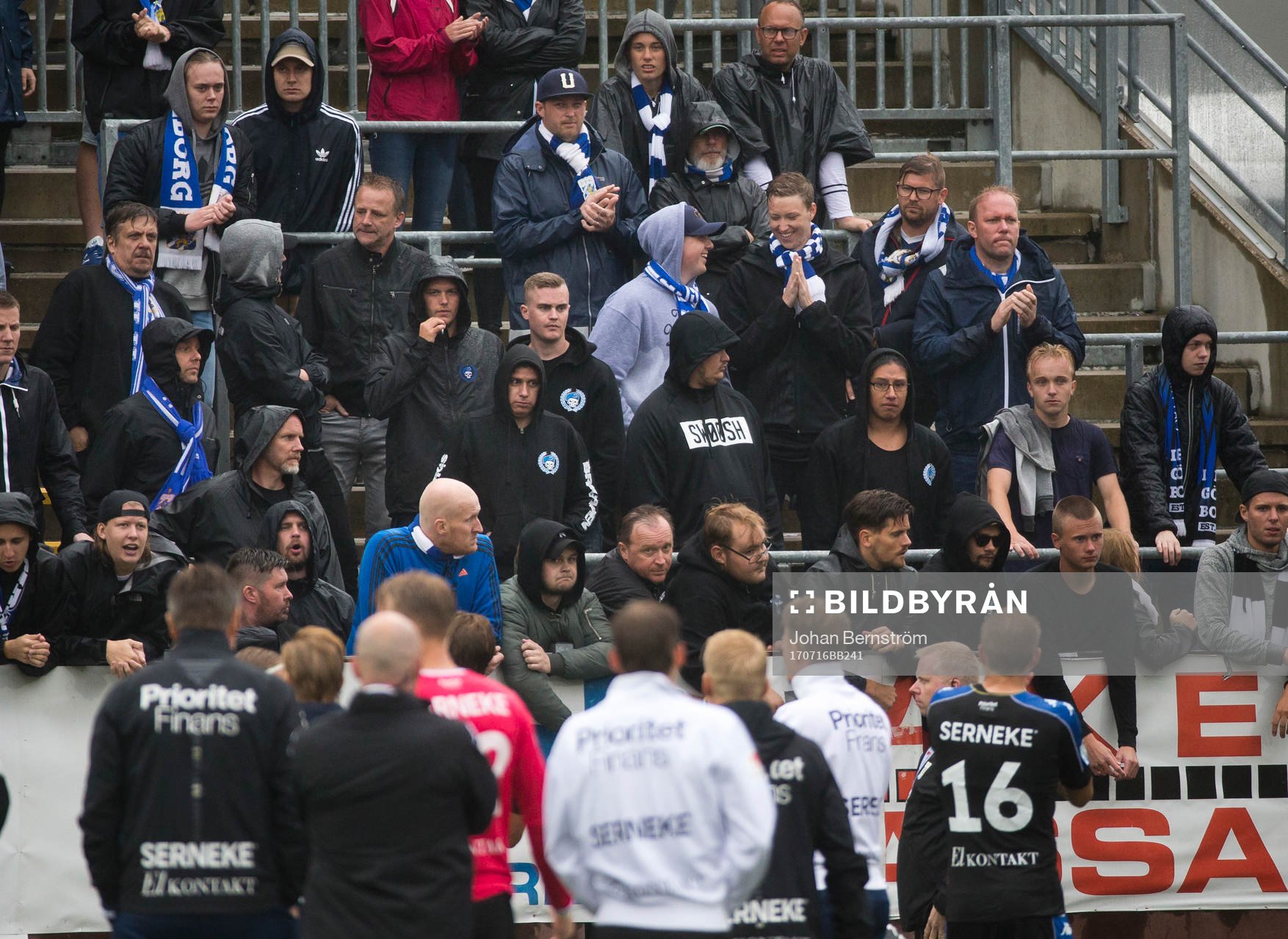 IFK Göteborgs spelarna tackar fansen