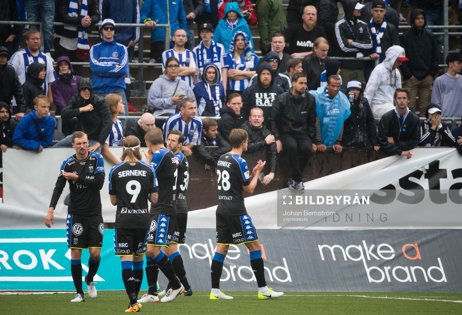 IFK Göteborgs spelarna tackar fansen