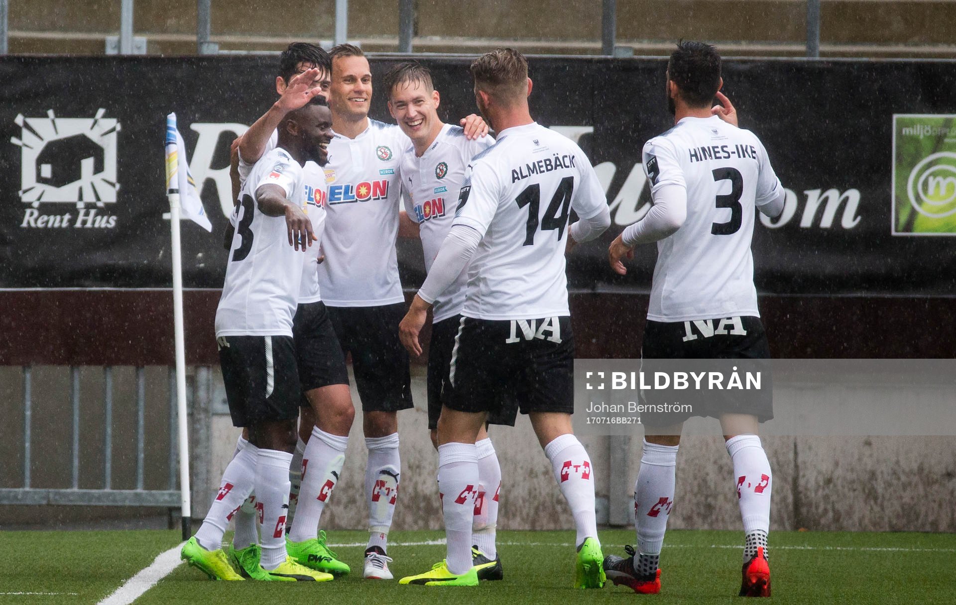 Jubel vid Örebros Nahir Besaras hattrick och 4-0 mål under fotbollsmatchen i Allsvenskan mellan Örebro och Göteborg den 16 juli 2017 i Örebro.