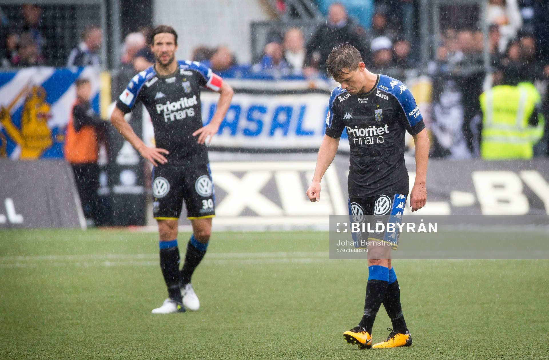 IFK Göteborgs Mattias Bjärsmyr och Mads Albaek deppar