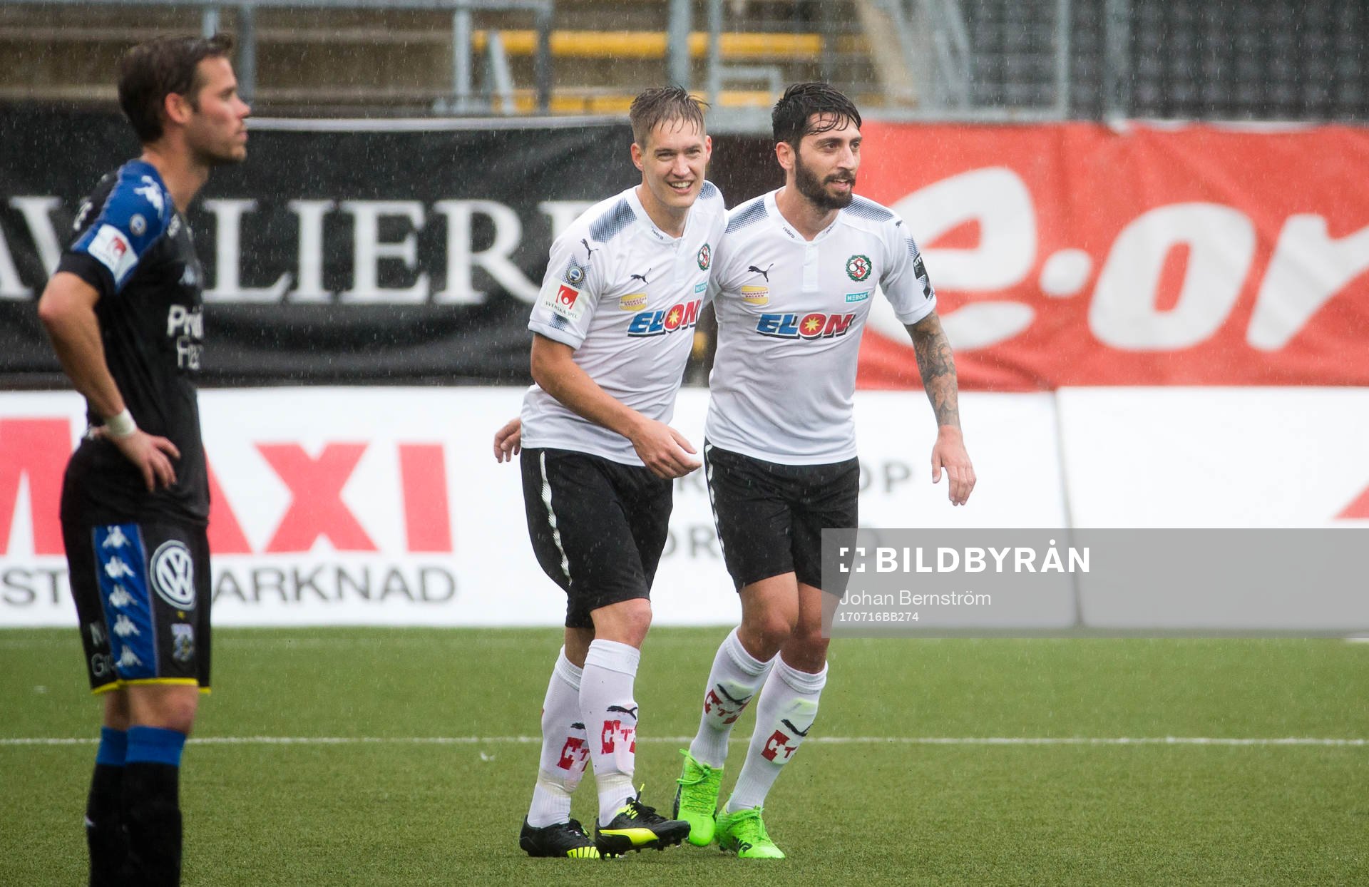 Jubel vid Örebros Nahir Besaras hattrick och 4-0 mål
