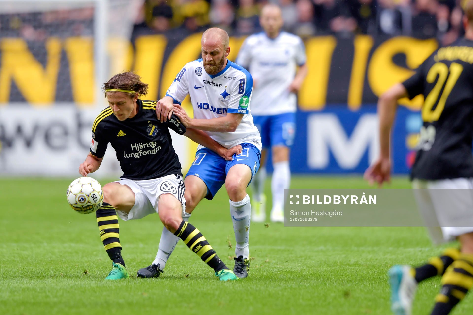 s Simon Thern i kamp om bollen med Norrköpings Daniel