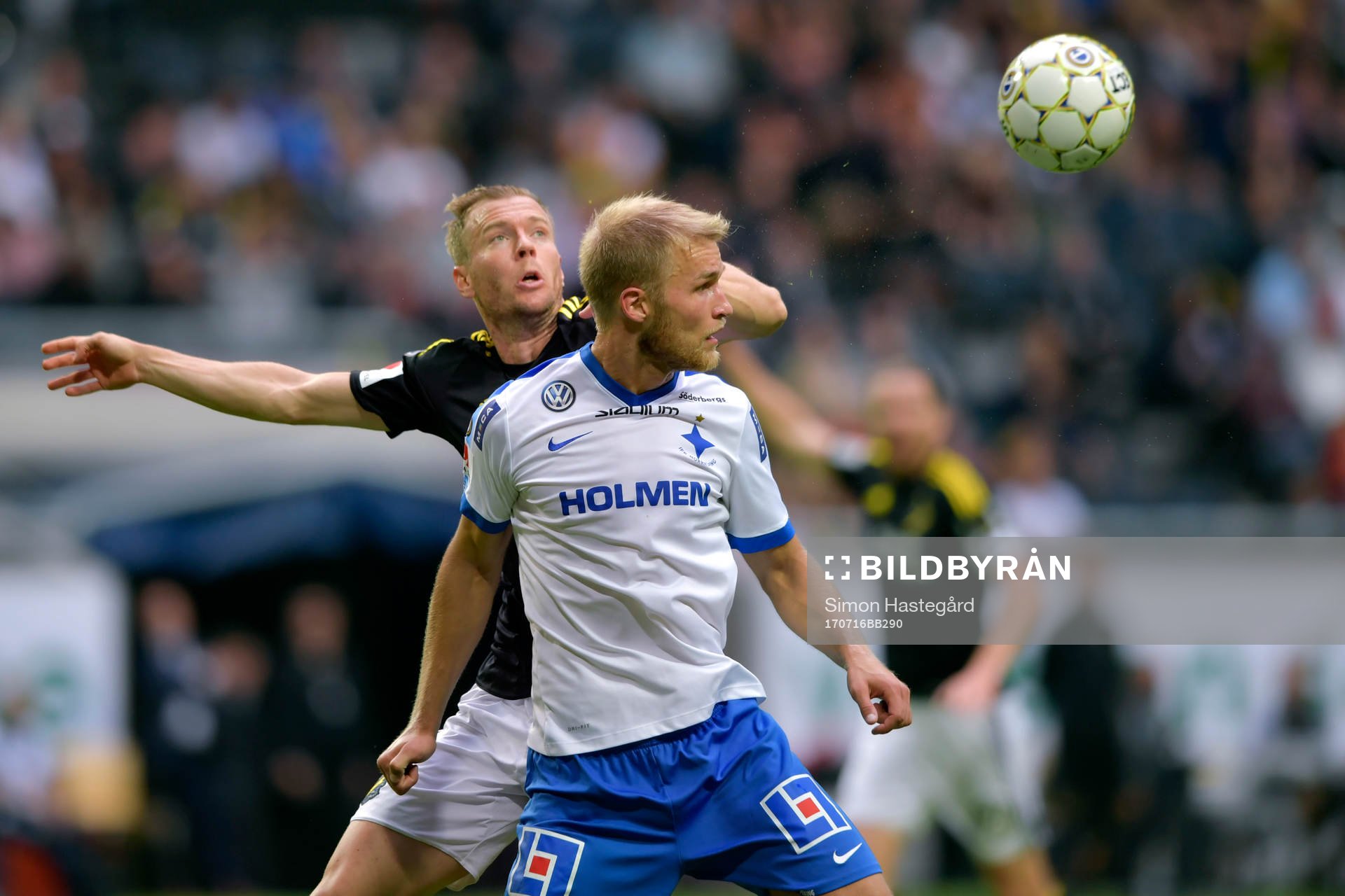 s Per Karlsson i kamp om bollen med Norrköpings Sebastian