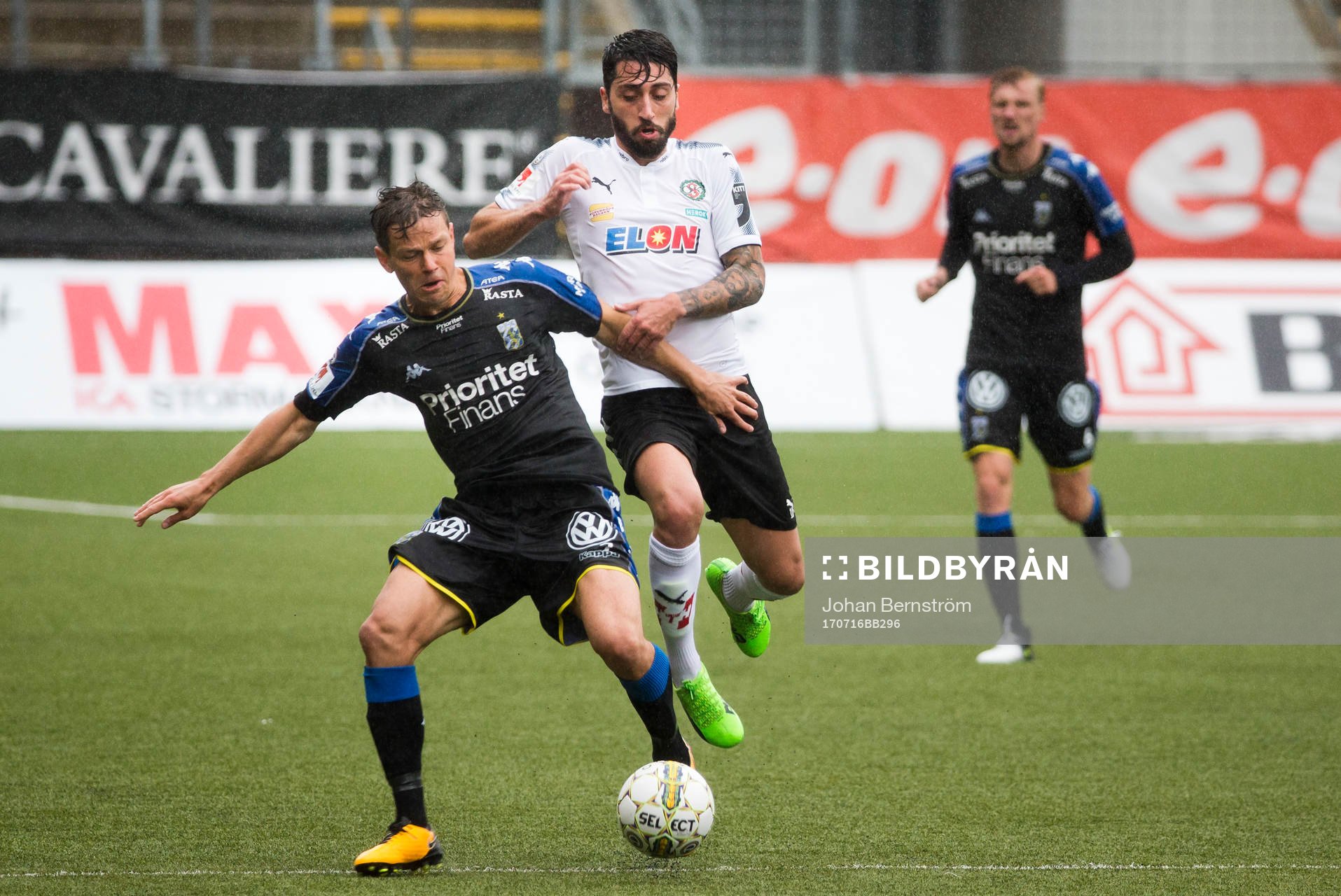 IFK Göteborgs Mads Albaek och Örebros Nahir Besara