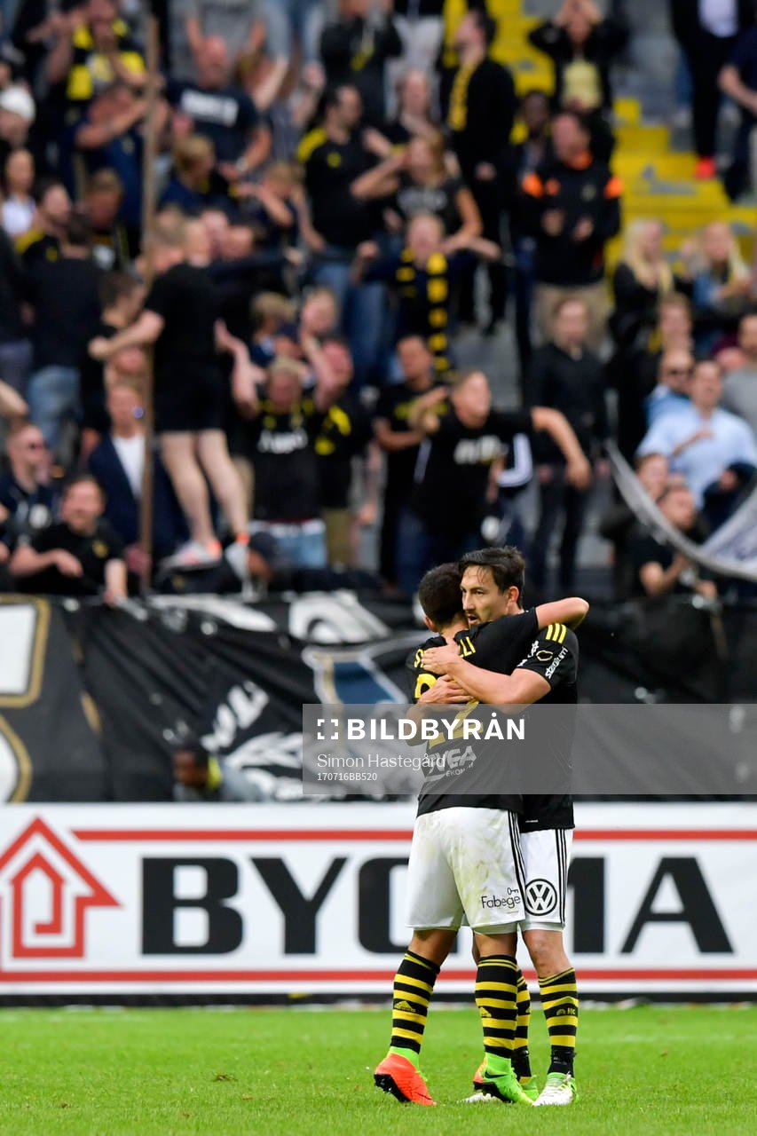 AIK:s Nicolas Marcelo Stefanelli och Stefan Ishizaki jublar efter segern i fotbollsmatchen i Allsvenskan mellan AIK och Norrköping den 16 juli 2017 i Stockholm.