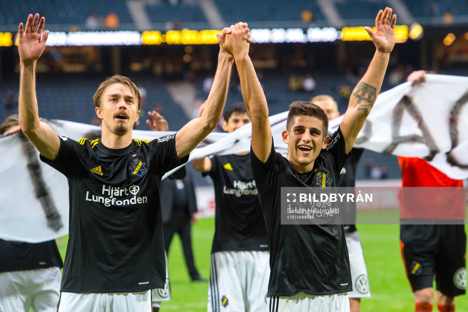 s Rasmus Lindkvist och Nicolas Marcelo Stefanelli jublar