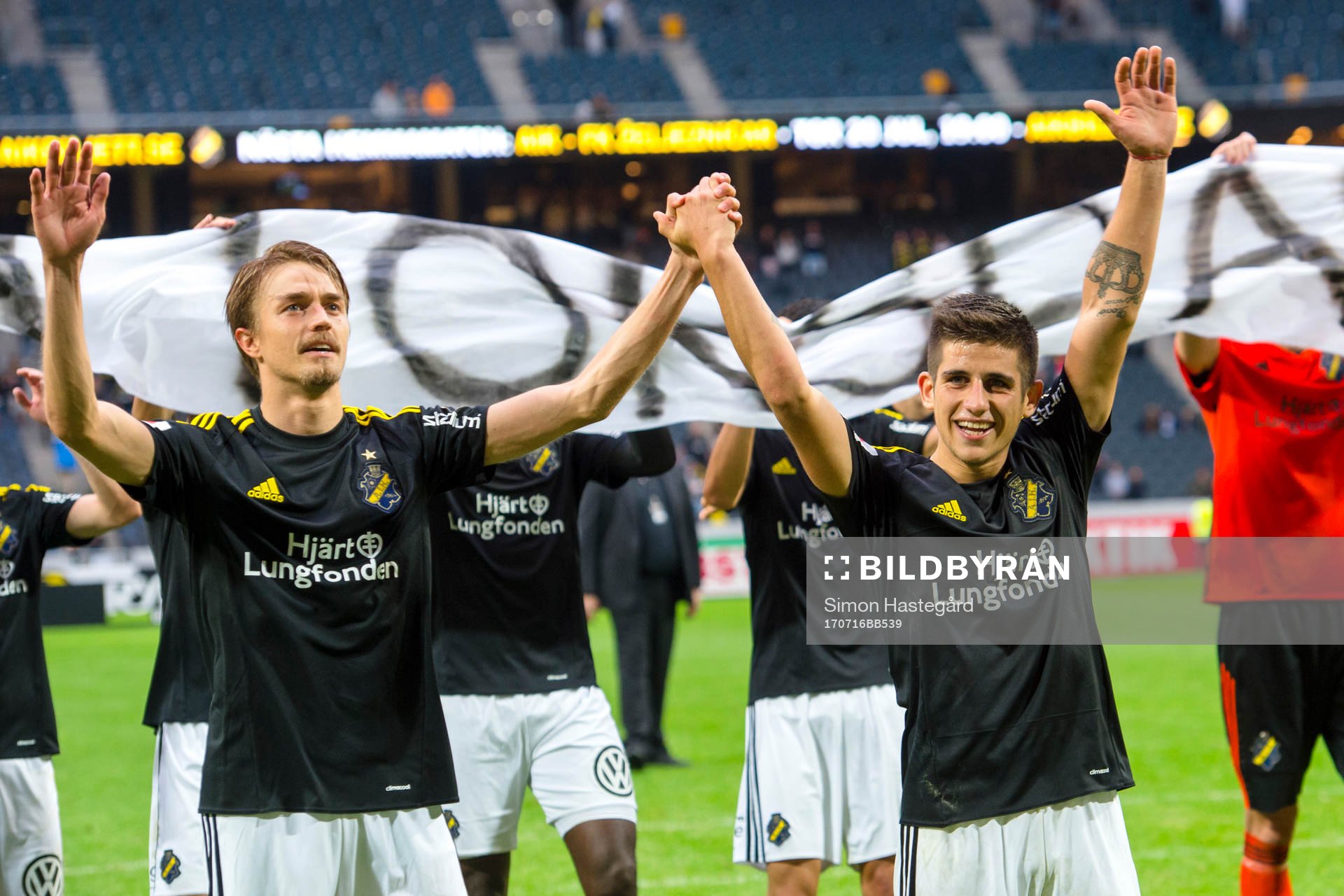 s Rasmus Lindkvist och Nicolas Marcelo Stefanelli jublar