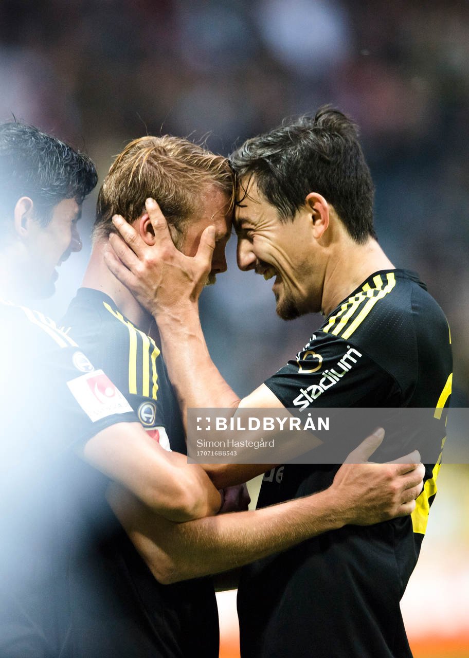 s Daniel Sundgren och Stefan Ishizaki  jublar