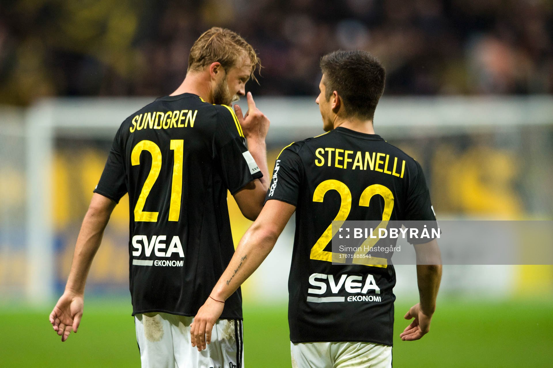 s Daniel Sundgren och Nicolas Marcelo Stefanelli jublar