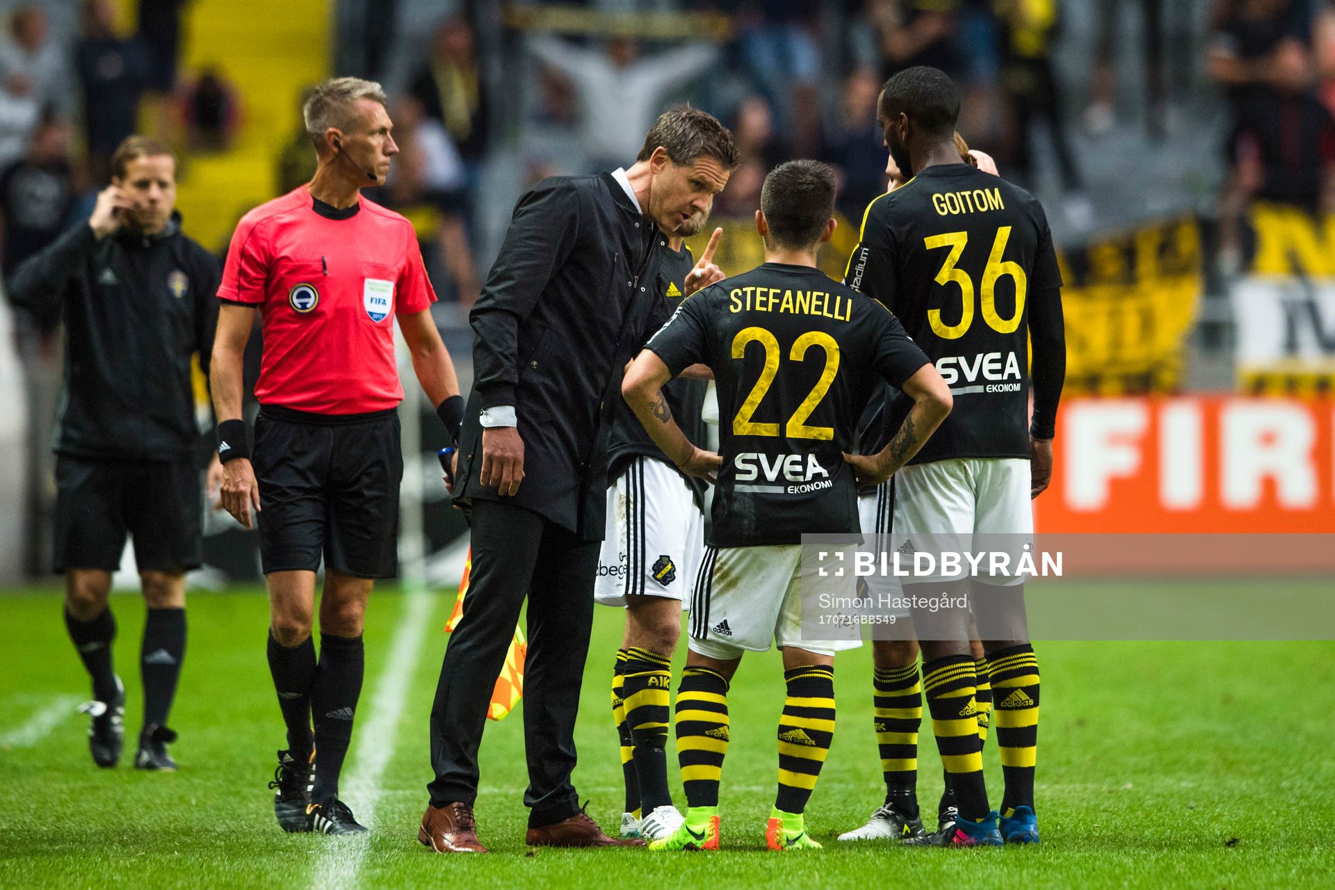 s tränare Rikard Norling i samtal med Nicolas Marcelo