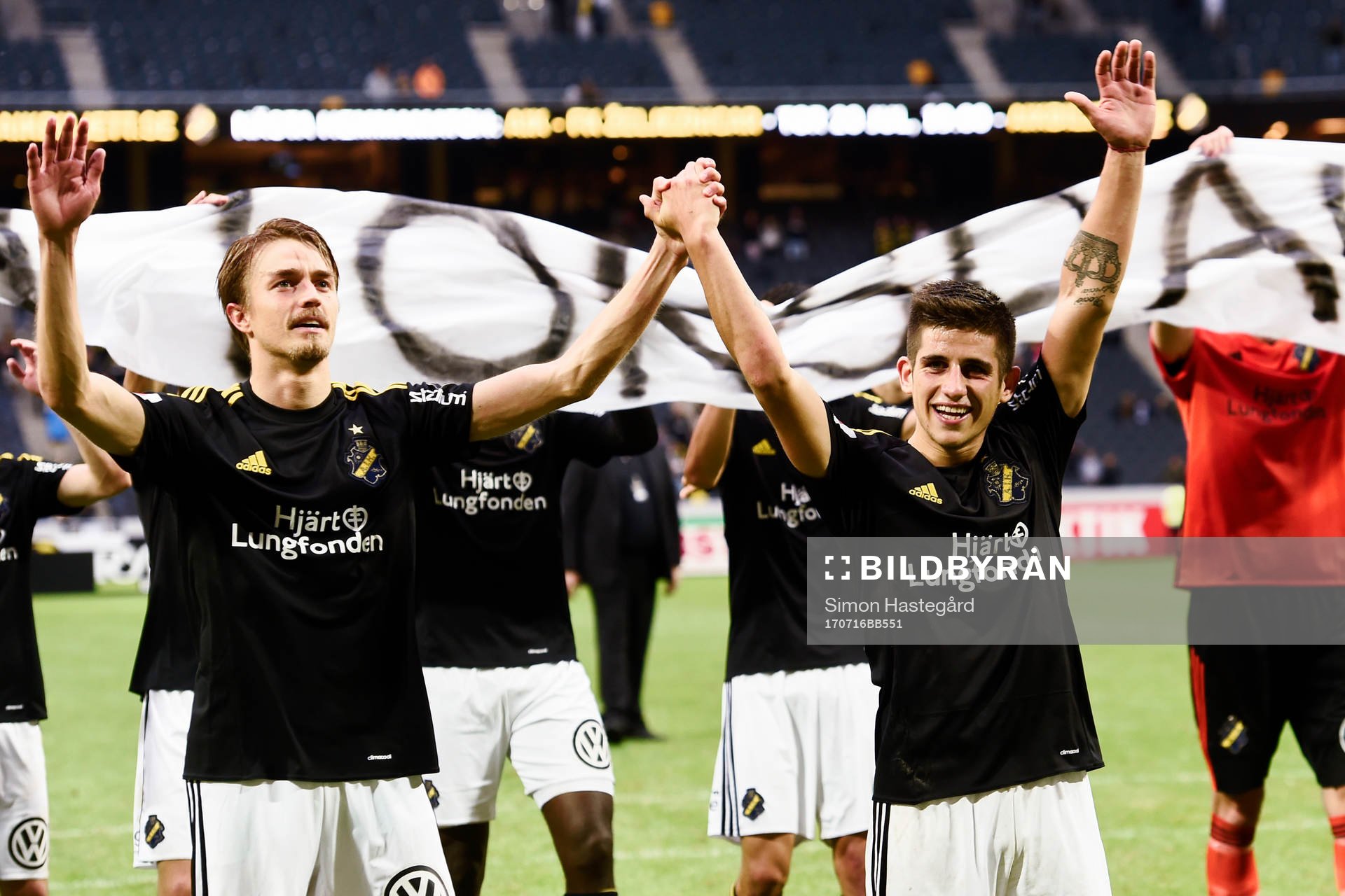 s Rasmus Lindkvist och Nicolas Marcelo Stefanelli jublar