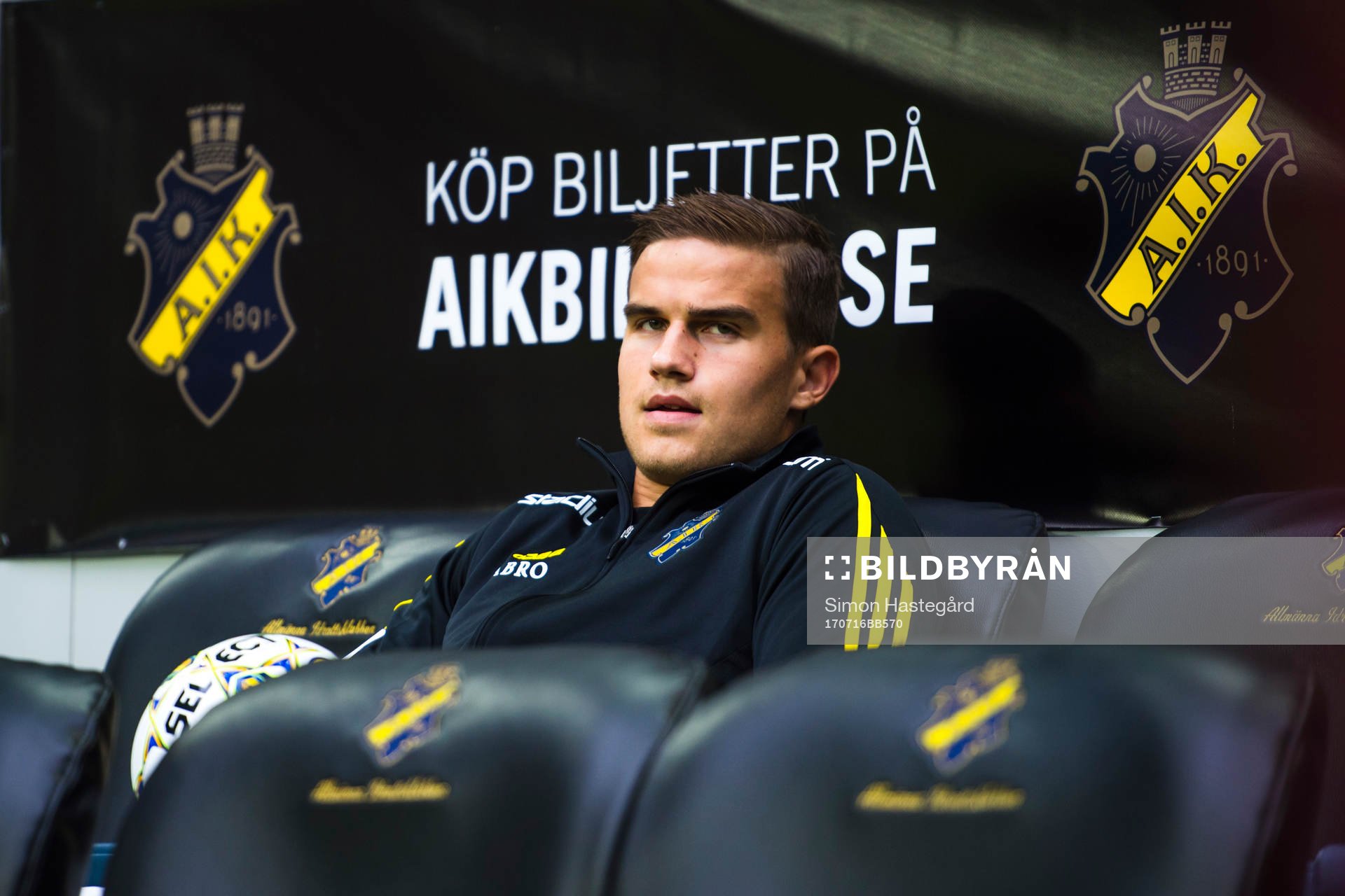 s Eero Markkanen på bänken före fotbollsmatchen i