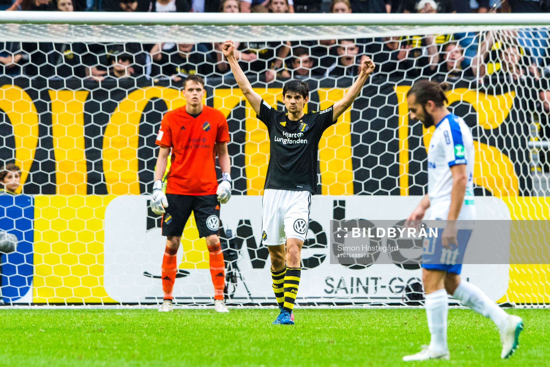 AIK:s Jesper Nyholm jublar vid slutsignal efter fotbollsmatchen i Allsvenskan mellan AIK och Norrköping den 16 juli 2017 i Stockholm.