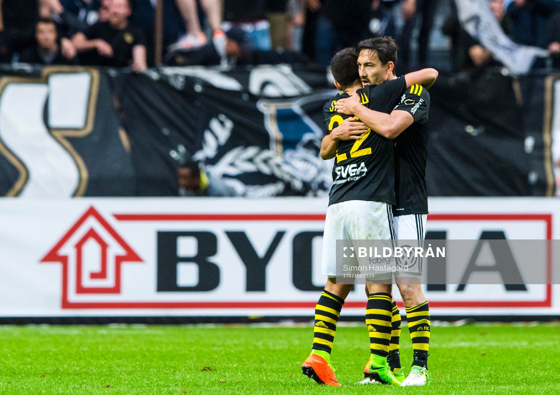 s Nicolas Marcelo Stefanelli och Stefan Ishizaki jublar