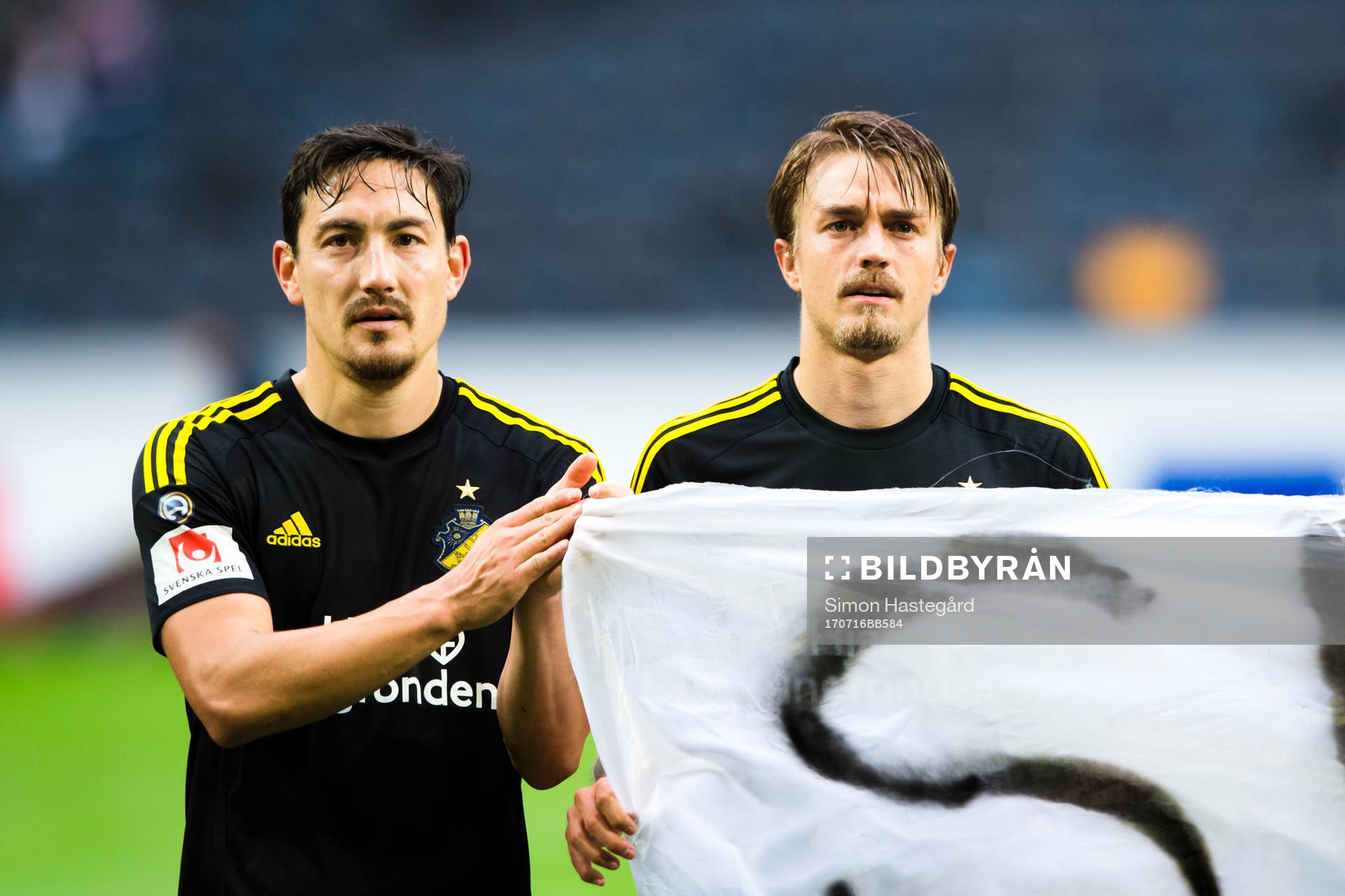 s Stefan Ishizaki och Rasmus Lindkvist med banderoll