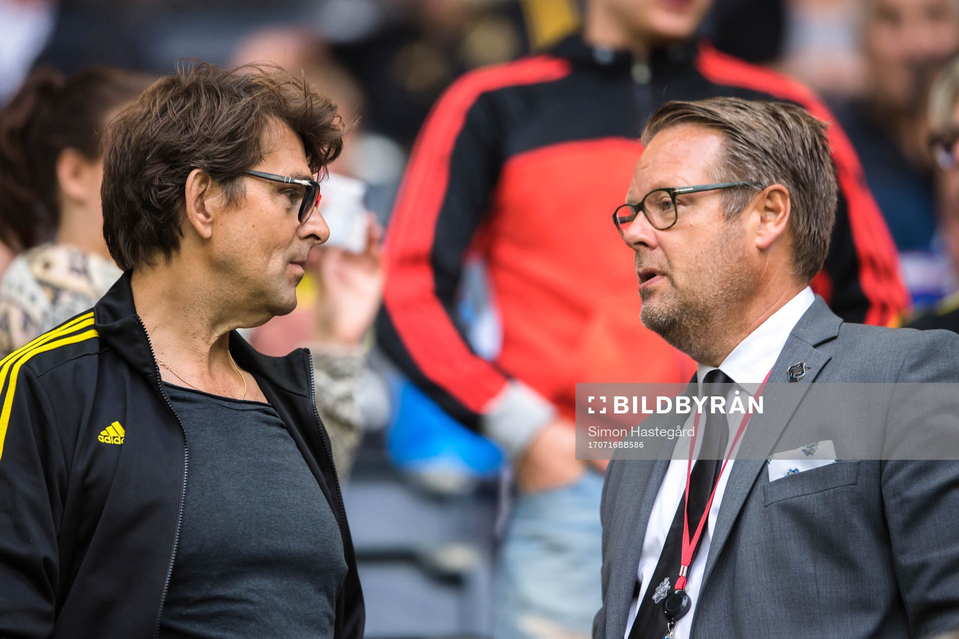 s VD Mikael Ahlerup på läktaren före fotbollsmatchen i