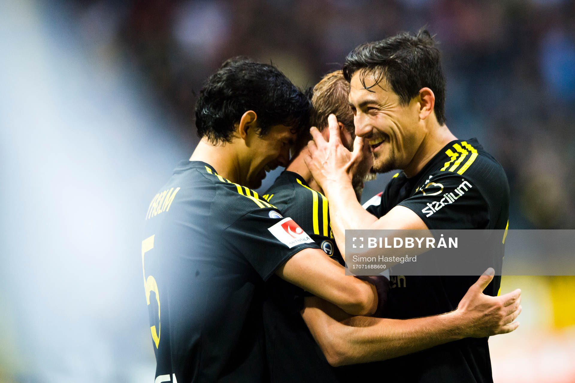 s Jesper Nyholm , Daniel Sundgren och Stefan Ishizaki jublar