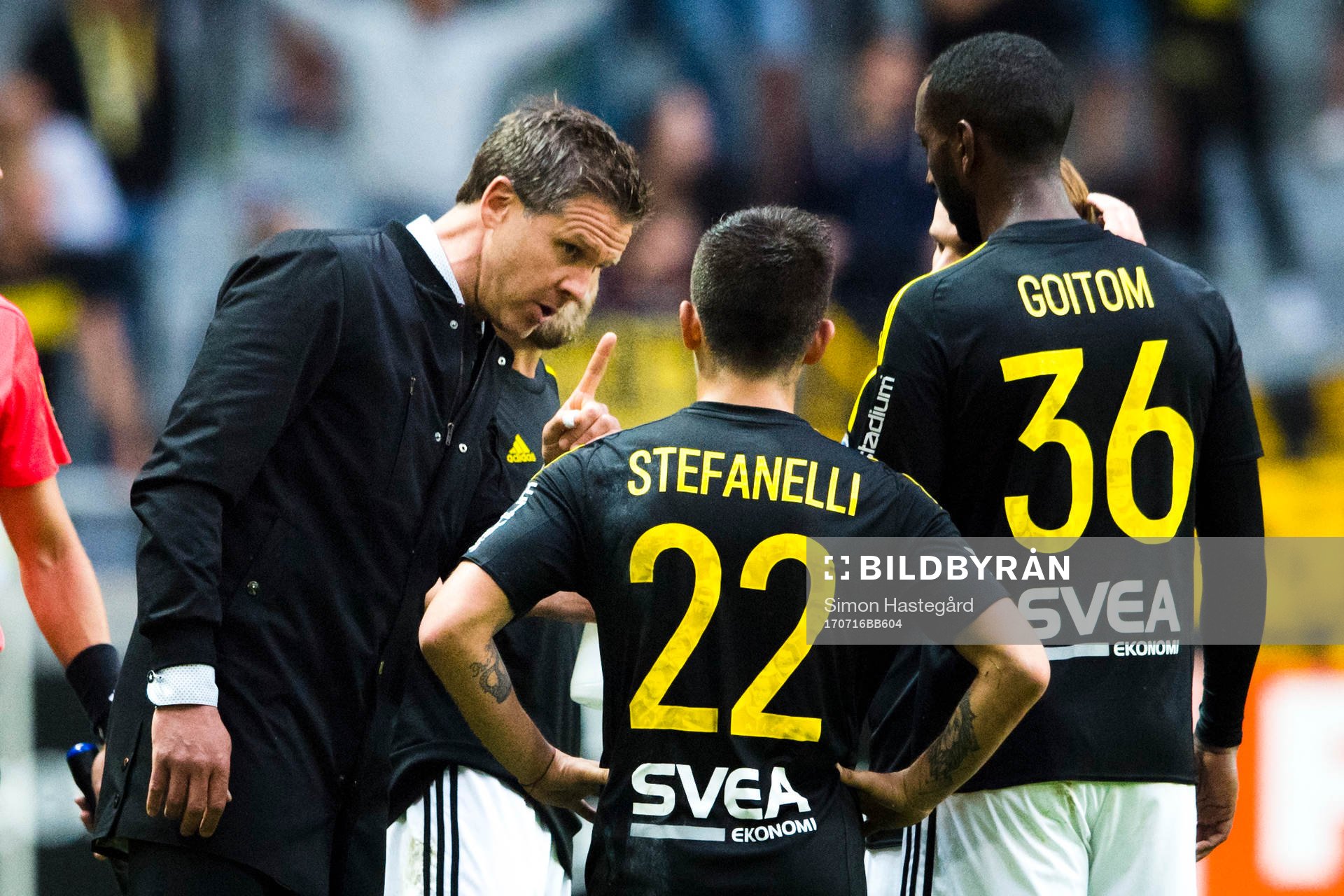 AIK:s tränare Rikard Norling i samtal med Nicolas Marcelo Stefanelli och Henok Goitom under fotbollsmatchen i Allsvenskan mellan AIK och Norrköping den 16 juli 2017 i Stockholm.