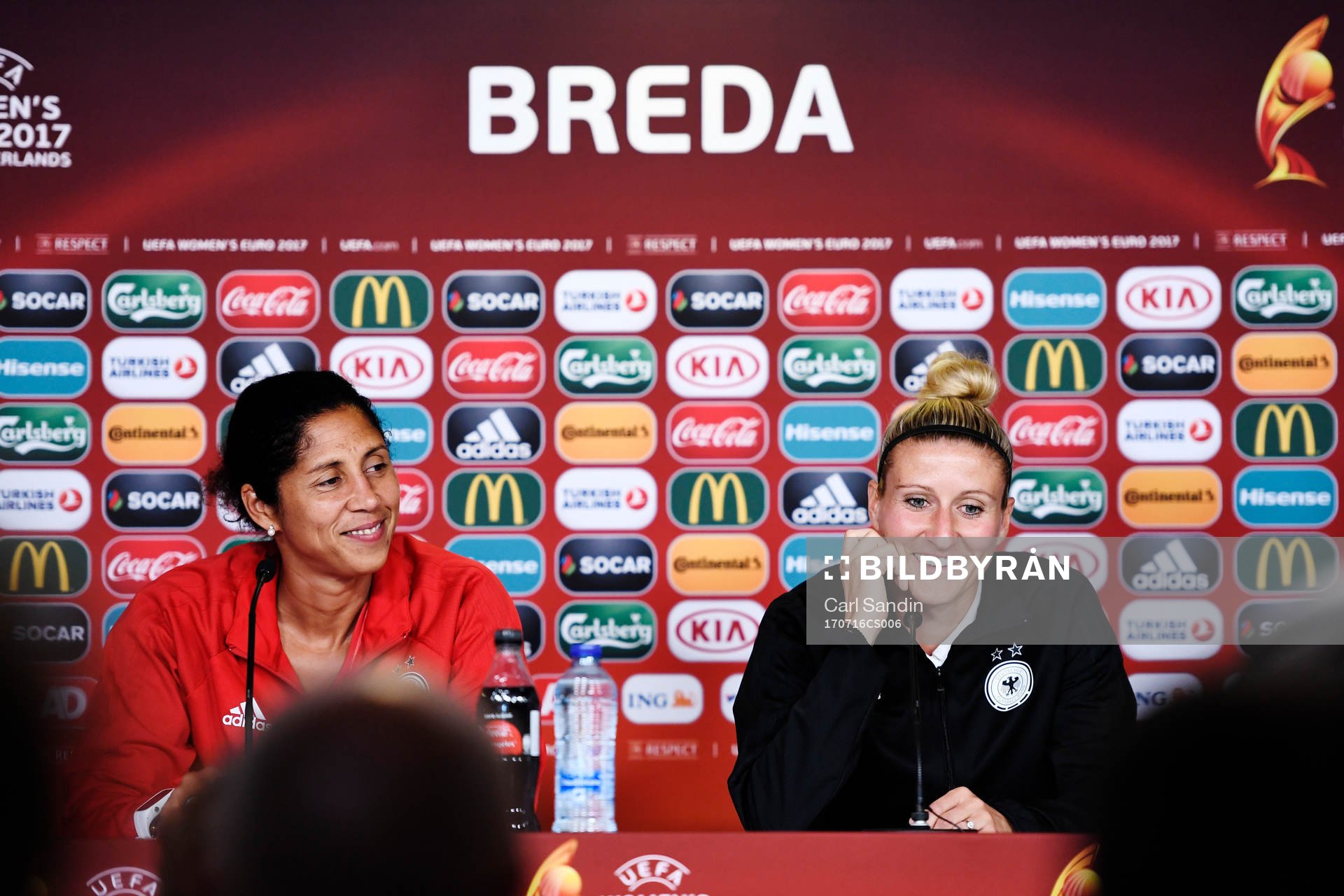 Förbundskapten Steffi Jones och Anja Mittag