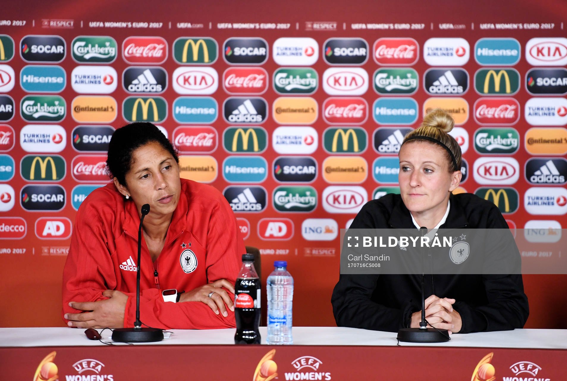 Förbundskapten Steffi Jones och Anja Mittag