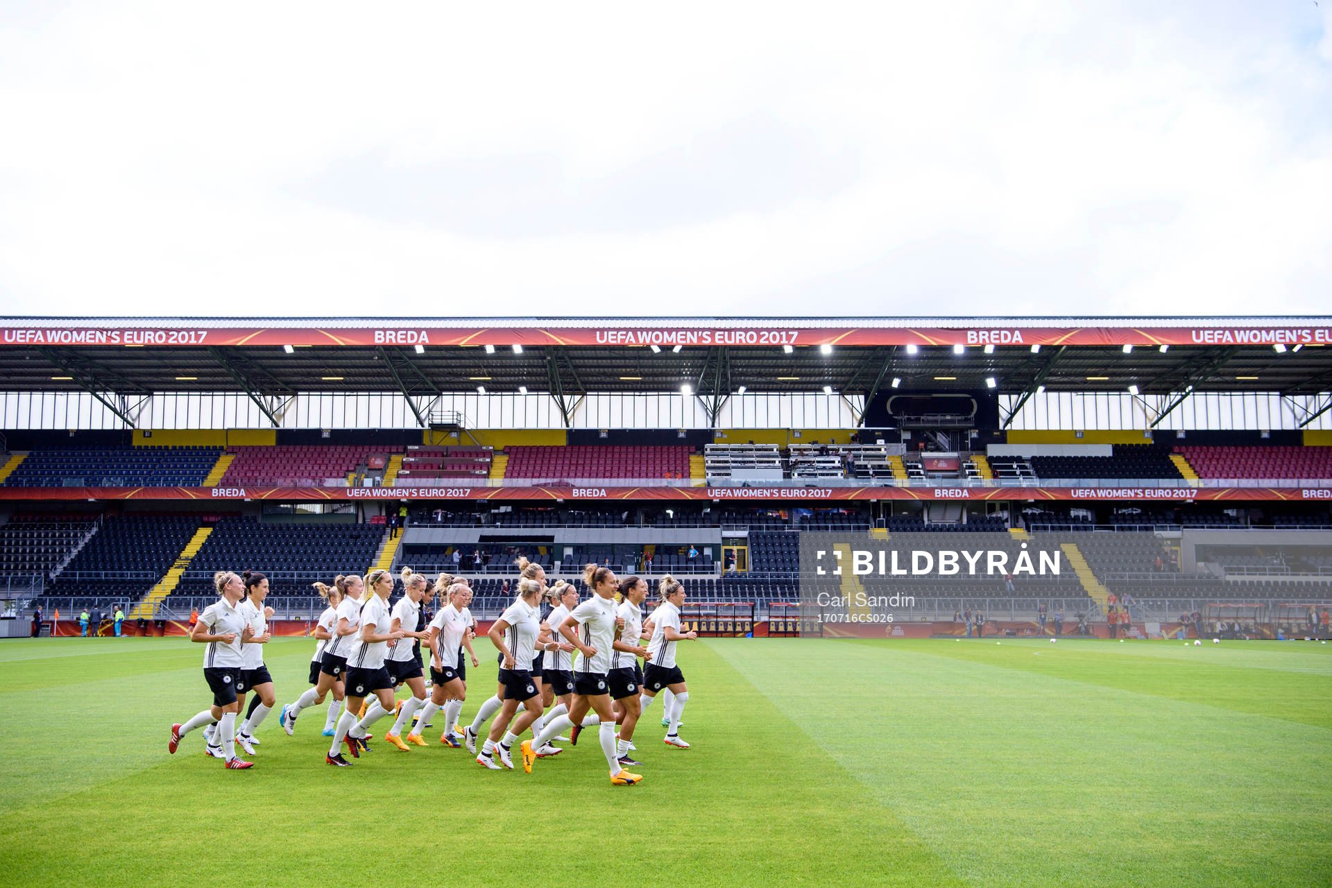 Spelarna värmer upp på arenan
