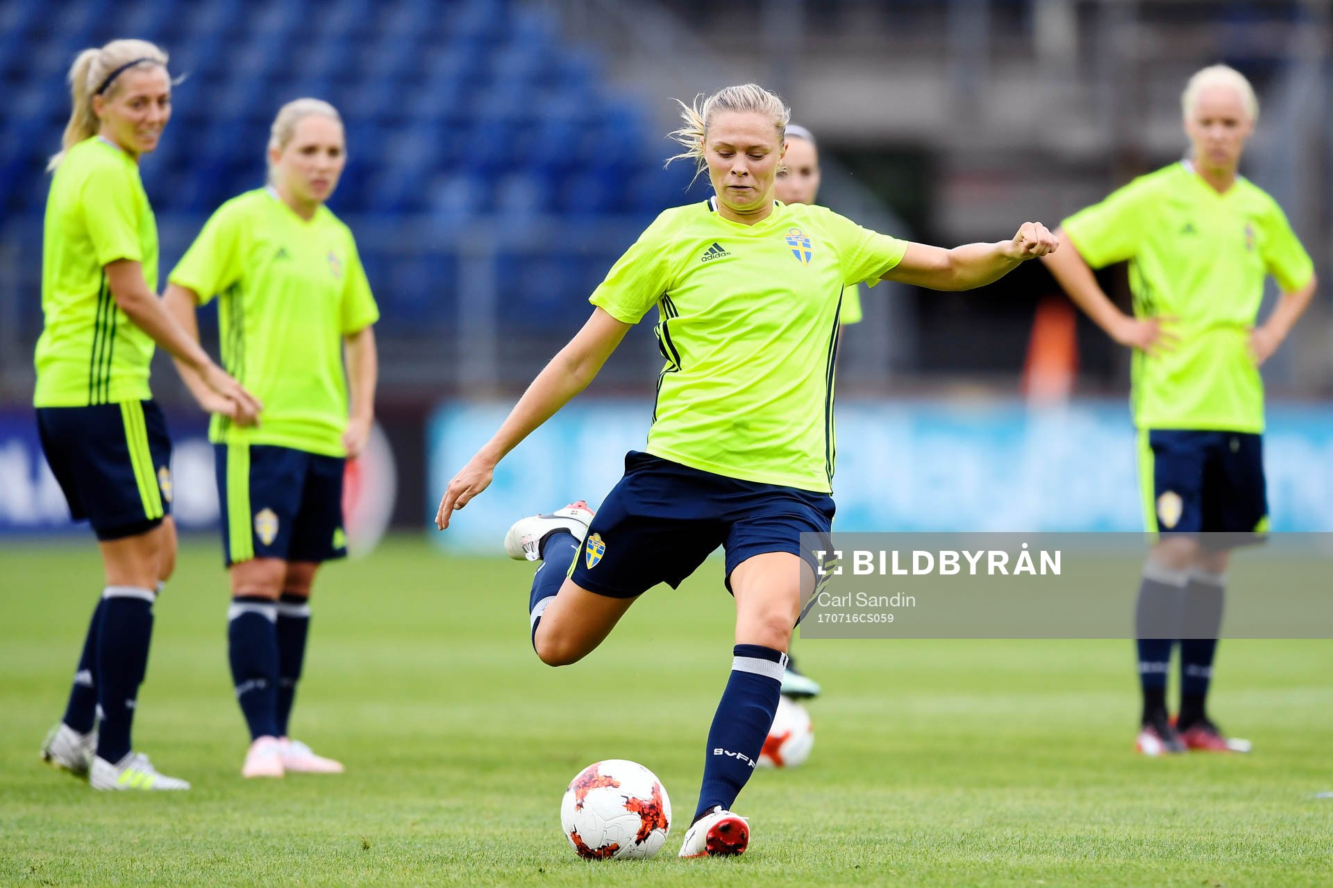 Fridolina Rolfö skjuter under en träning med Sverige inför fotbolls-EM den 16 juli 2017 i Breda.