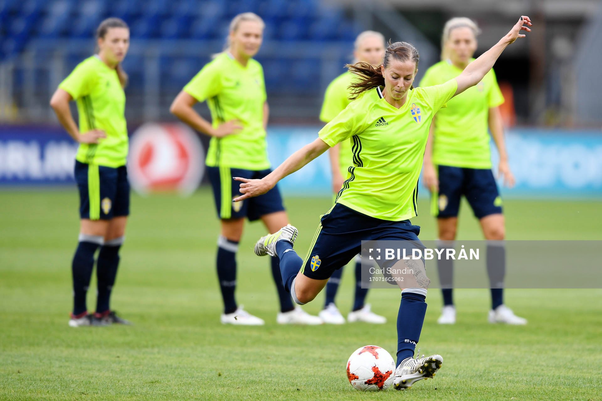 Lotta Schelin skjuter under en träning med Sverige inför fotbolls-EM den 16 juli 2017 i Breda.